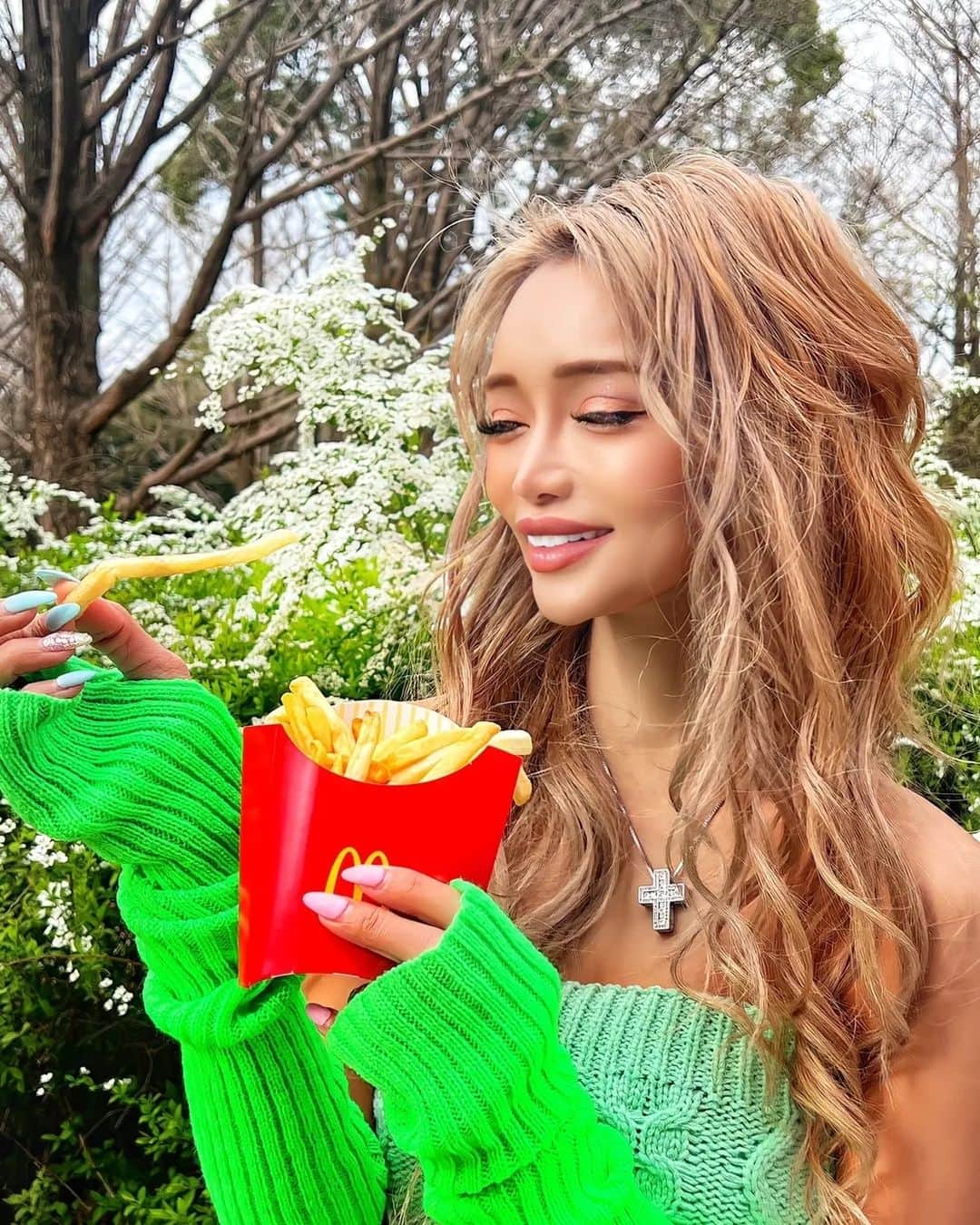 藤木そらさんのインスタグラム写真 - (藤木そらInstagram)「.⁡ .Do you like McDonald's 🍔🍟? ❤️❤️ Relaxing while eating a little potato in the park is healed ("▽" *) .⁡ ⁡.⁡ ⁡.のほほん公園でマクド🍔🍟のポテト🍟✨💘美味し( //•᎑•)⁡ ⁡.⁡ ⁡.マクドのポテトすき😘❤⁡ ⁡.⁡ ⁡.⁡服⁡ @choice0610official 💕藤木そらのセレクトショップから販売してます("▽"*) 👏✨⁡ ⁡.⁡ ⁡.指先があいてて可愛いいねん❤️❤️⁡4カラーあるょ‎( *´꒳`*)ﾉ⁡ ⁡.⁡ ⁡.⁡ ⁡.⁡ ⁡.⁡ ⁡.⁡ ⁡.⁡ ⁡.⁡ ⁡.⁡ ⁡.⁡ ⁡.⁡ ⁡.⁡ ⁡.#マクドナルド🍔🍟 #ポテトフライ  #公園フォト  #ピクニックコーデ #おしゃぴく  #春コーデ #ギャル #ギャルコーデ  #gal #macdonalds #グルメ好きな人と繋がりたい  #foodblogger  #foodblog  #ぽかぽか日和  #黒ギャル」4月7日 20時44分 - sorafujiki