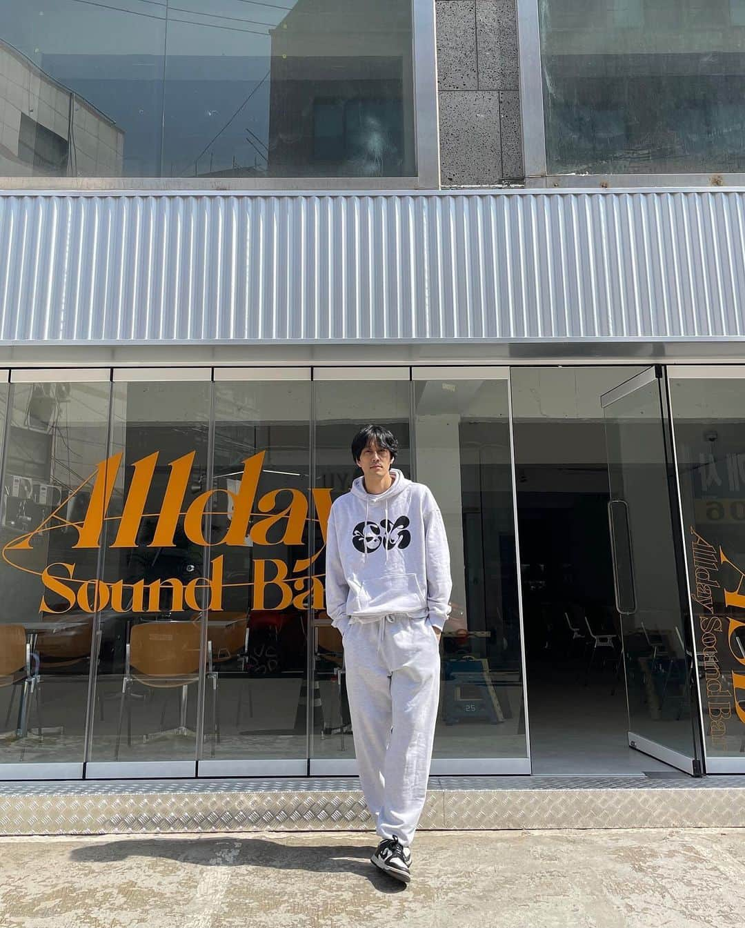 ペク・ジョンウォンのインスタグラム：「@alldaysoundbar ™️ ASB®️ 🧡  이 피드를 올리기까지 두 달 반이나 걸릴 줄은 몰랐습니다. 아직도 준비가 다 끝나지 않았지만 더는 미룰수없기에 내일 저녁부터 문을 엽니다. 일단은 일부 음료 메뉴만으로 가오픈 시작할 예정이고  앞으로 보완하고 채워갈테니 좋게 봐주시고 지속적인 관심 부탁드립니다!🙏🙏🙏  #올데이사운드바 #alldaysoundbar」