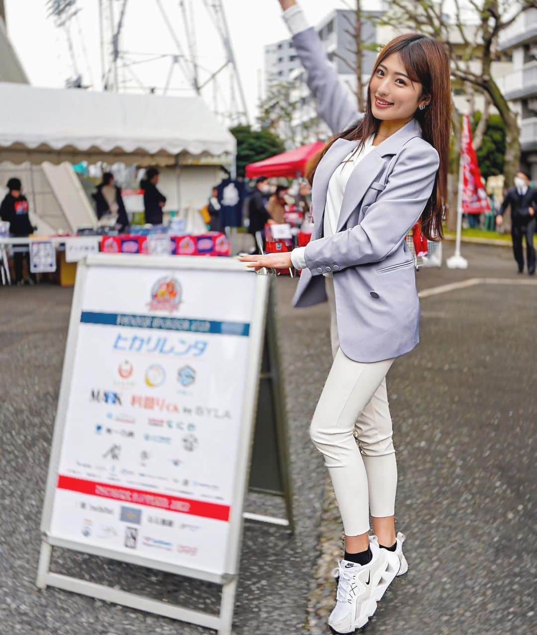 MIYABIのインスタグラム：「ヒカリレンタTV⭐️ 夢しか叶わない🧚🏻‍♀️  北九州フェニックスさんの始球式✨ が公開されました⚾️  まさかの雨で試合は、中止になってしまいましたが😂 西岡剛監督は、80試合ある中の1試合こんな事もある、これが野球です⚾️✨ 恵みの雨です☔️などと、チームの皆様や見に来てくださった方々、私達にもポジティブなお言葉を下さいました🙏  学ぶ事がたくさんあり、とてもお勉強になりました😊  これからも、北九州フェニックスさんを応援させて頂きたいです📣💕  YouTubeの方にもコメントたくさん待ってます⭐️  #北九州フェニックス  #始球式  #野球観戦  #ヒカリレンタtv」