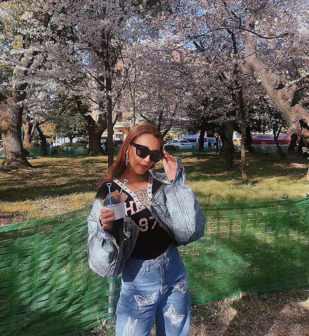 あゆみさんのインスタグラム写真 - (あゆみInstagram)「How many more times can I see cherry blossoms?  #🌸 #友達の🕶を自分の風にとる人 #最後の写真でバレる」4月7日 21時36分 - ayumi__thepink