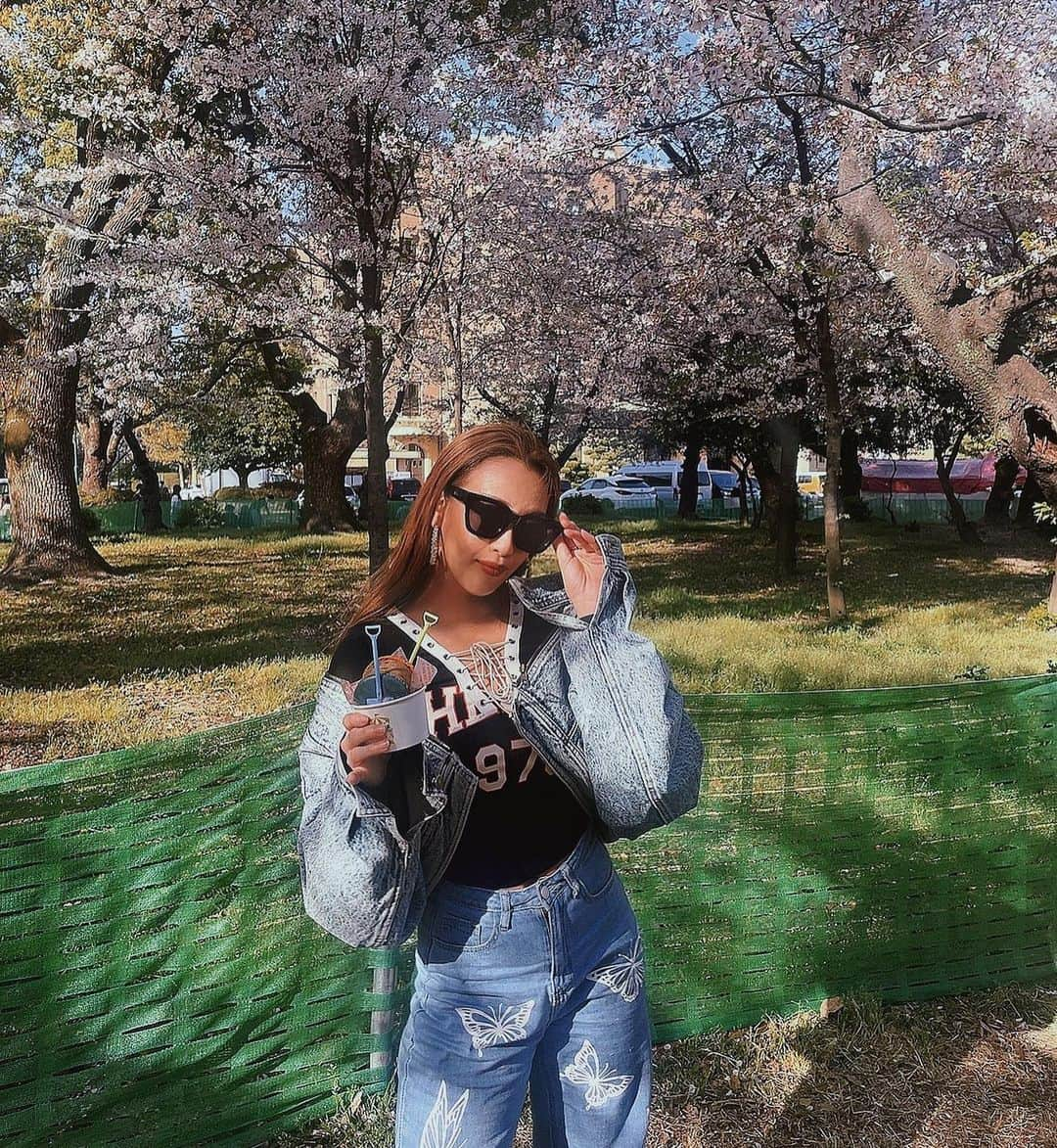 あゆみのインスタグラム：「How many more times can I see cherry blossoms?  #🌸 #友達の🕶を自分の風にとる人 #最後の写真でバレる」