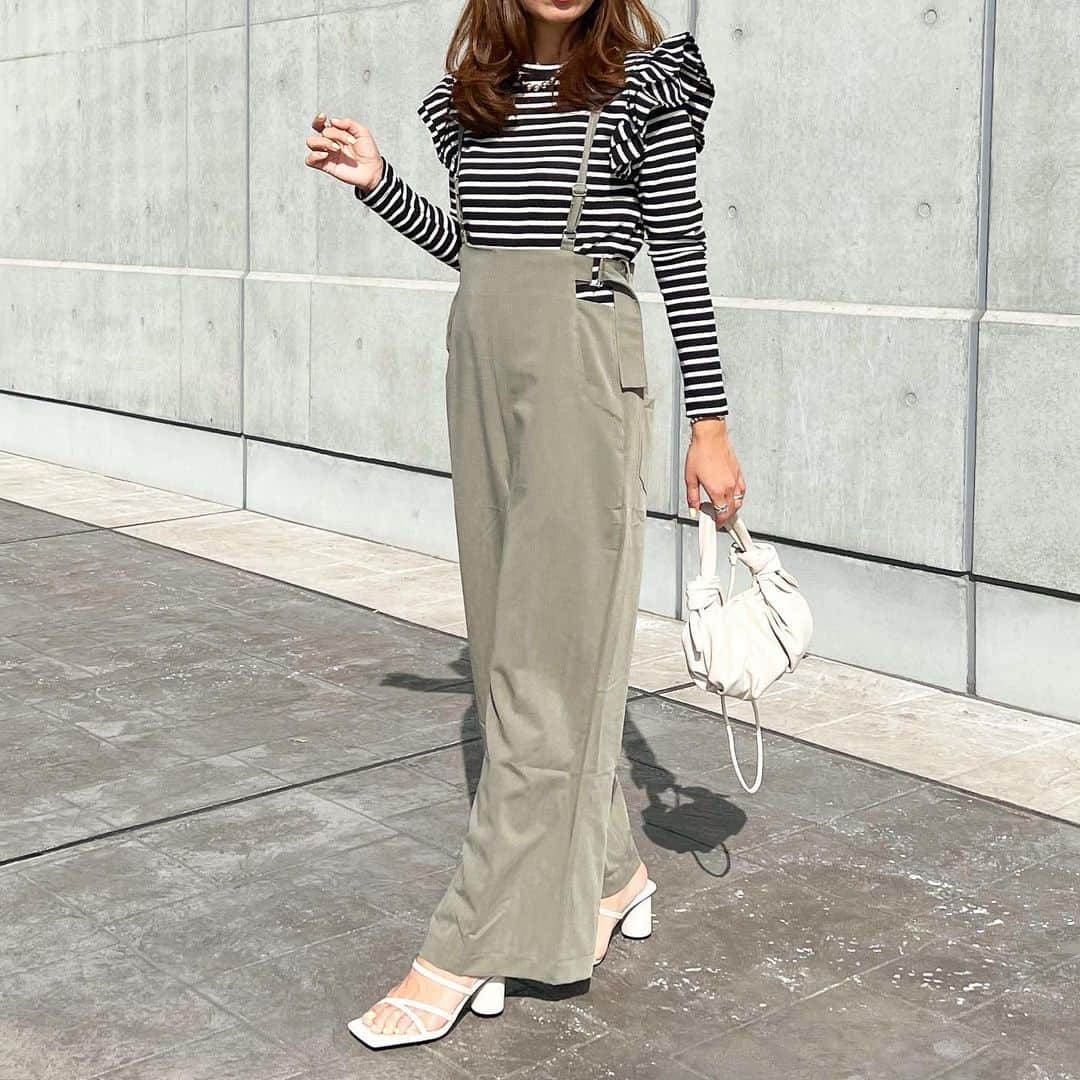 mario_dozonoのインスタグラム：「* 🦓🐊✔️ today’s outfit…❤︎ * @sugarbisket のサロペットは淡いカーキと細ストラップできれいめに着れるのがお気に入り🥰 * 大好きなテロテロ素材で着心地も👍✨ 真夏も涼しく着れそう❤︎ * 来週から息子が幼稚園入園のため、用品購入や名前書きに追われてここ数日バタバタでした💨💨 * 入園式の次の日からもう1人でバスに乗って通園なんて💦 今までどこに行くにも一緒だった分、なんだか信じられない気持ちです😅🚌 息子よ、なんとか上手くやってくれ〜笑🙏 * * salopette… @sugarbisket (※4月10日までSALEで2,480円です✔️) tops bag shoes… @zara * * * #outfitoftoday #sugarbisket #r_fashion #zarawoman #zaraコーデ #ザラコーデ #ザラジョ #zara購入品 #ザラ購入品 #楽天お買い物部 #楽天ファッション #ボーダーコーデ #プチプラ高見え #プチプラ高見えコーデ #トレンドコーデ #キレイめカジュアル #大人シンプルコーデ #大人カジュアルコーデ #サロペット #サロペットコーデ #イエベ春 #イエベコーデ #イエベ春コーデ #骨格ナチュラル #骨格ナチュラルコーデ」