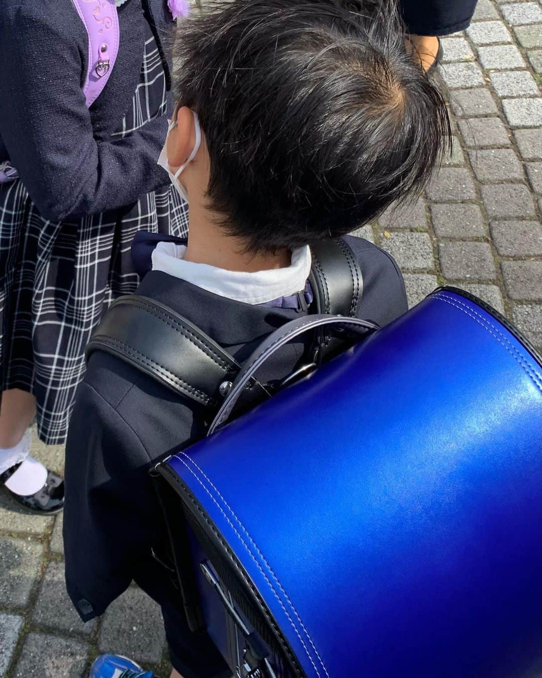 小森純さんのインスタグラム写真 - (小森純Instagram)「次男。入学式🌸 本日お天気に恵まれ、最高な入学式になりました^ ^ ・ まだまだランドセルが大きすぎて今にも転げちゃいそうな姿がたまらないです😌🐢🐢 ・ 次男。 君らしく、楽しく、精一杯元気に過ごそう😊！ 入学本当におめでとう㊗️🌸 ・ 長男、2年生になりました^ ^😊 クラス替えがあったり、先生が変わったり、また新しい一年が始まったね😊 この一年もあなたらしい成長を楽しみにしています😊❤️ ・ 2人とも、これからも変わらずに とにかく楽しもうね^ ^❗️❗️ ・ #小学校入学式 #年子兄弟 #兄弟 #しんいちねんせいおめでとう💓」4月7日 21時39分 - jun.komori1122
