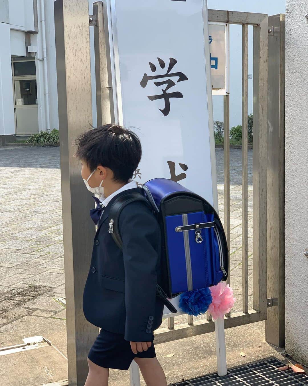 小森純のインスタグラム：「次男。入学式🌸 本日お天気に恵まれ、最高な入学式になりました^ ^ ・ まだまだランドセルが大きすぎて今にも転げちゃいそうな姿がたまらないです😌🐢🐢 ・ 次男。 君らしく、楽しく、精一杯元気に過ごそう😊！ 入学本当におめでとう㊗️🌸 ・ 長男、2年生になりました^ ^😊 クラス替えがあったり、先生が変わったり、また新しい一年が始まったね😊 この一年もあなたらしい成長を楽しみにしています😊❤️ ・ 2人とも、これからも変わらずに とにかく楽しもうね^ ^❗️❗️ ・ #小学校入学式 #年子兄弟 #兄弟 #しんいちねんせいおめでとう💓」