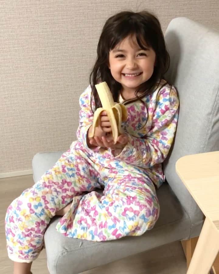 舟橋菜々のインスタグラム：「オコるか丸🙈🍌 眠そうにバナナを食べる姿が可愛くてついからかっちゃう🤭💖 7ヶ月の時に写真館で撮った写真も載せておこう🙊📷 #morning#banana#kid#baby#love#cute#happy#smile#朝#バナナ#子供#赤ちゃん#7ヶ月#お猿さん#着ぐるみ#かわいい#育児#子育て」