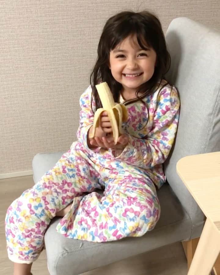 のインスタグラム：「オコるか丸🙈🍌 眠そうにバナナを食べる姿が可愛くてついからかっちゃう🤭💖 7ヶ月の時に写真館で撮った写真も載せておこう🙊📷 #morning#banana#kid#baby#love#cute#happy#smile#朝#バナナ#子供#赤ちゃん#7ヶ月#お猿さん#着ぐるみ#かわいい#育児#子育て」