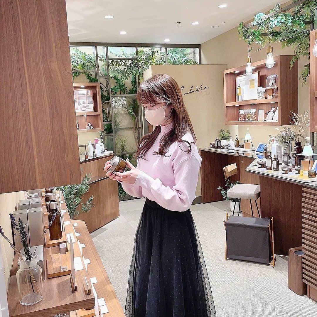のインスタグラム：「． 松坂屋名古屋店 南館2階にあるララヴィへ🧺🤍 オイルインのスキンケアアイテムのショップです🌿  @kikiyococho_nagoya  一番人気のクレンジングバームを試してみました🕊 硬めのバームだけど肌の上に乗せるとバターみたいに溶けて汚れを絡め取ってくれる✨  全然肌に負担がかからないので 手の甲に塗ったリップも軽く指でくるくるするだけでするっと落ちました💄  @コスメで人気高いのも納得🐶 今なら限定でローズの香りバージョンもあるよ🥀♡  家でも使用したけど毛穴がつるっとしてすべすべに🥰 他のスキンケア商品もオイルインなのにベタつかないし保湿効果抜群でよかったです🤍  パッケージもおしゃれだしプレゼントにもおすすめ🧸  #松坂屋名古屋店#PR#松坂屋アンバサダー #キキヨコチョ名古屋#kikiyocochonagoya #kikiyococho_nagoya#kikiyococho #ララヴィ#lalavie」