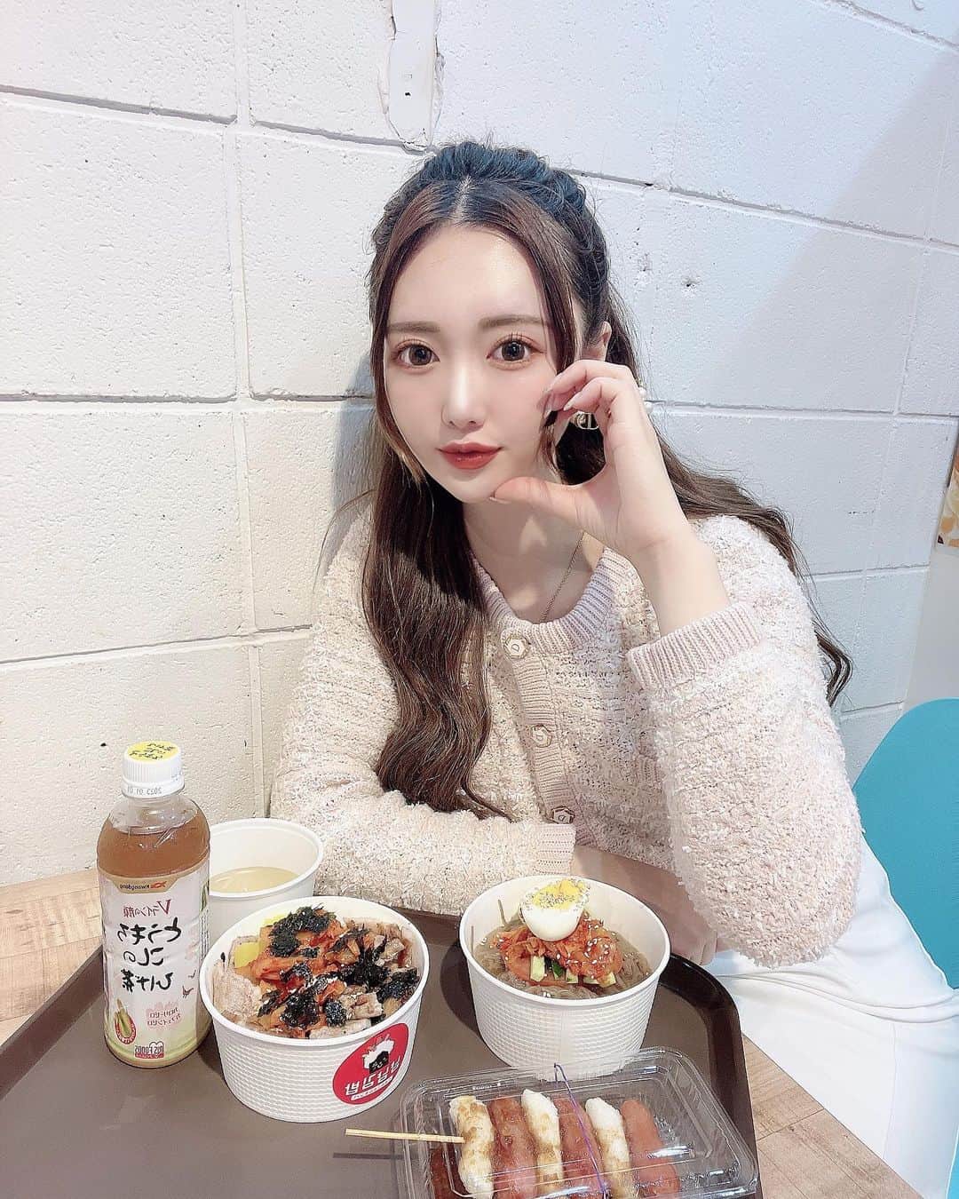 のインスタグラム：「原宿おすすめ韓国料理屋🇰🇷  原宿の竹下通り付近(明治通り沿い)にある 韓国料理屋さんが何個か入ってる K-townっていう所でよくご飯食べるよ🍽🇰🇷  その中でも 냥냥김밥(ニャムニャムキンパ) っていう奥のお店が美味しくておすすめ！ 韓国のラーメンとかコーン茶とか、マカロンとかも 売ってるよ〜！！チーズハットクも美味しいよ！！ 最近流行りのいかゲームの挑戦もできる😎💕  楽しくて美味しいお店が集まってるから 原宿に行った時は行ってみてね〜𖠚ᐝ⚯̫  #原宿グルメ#ktown#韓国料理#原宿 #냥냥치킨#いかゲーム#日韓ハーフ #韓国好きな人と繋がりたい#하트포즈#한식」
