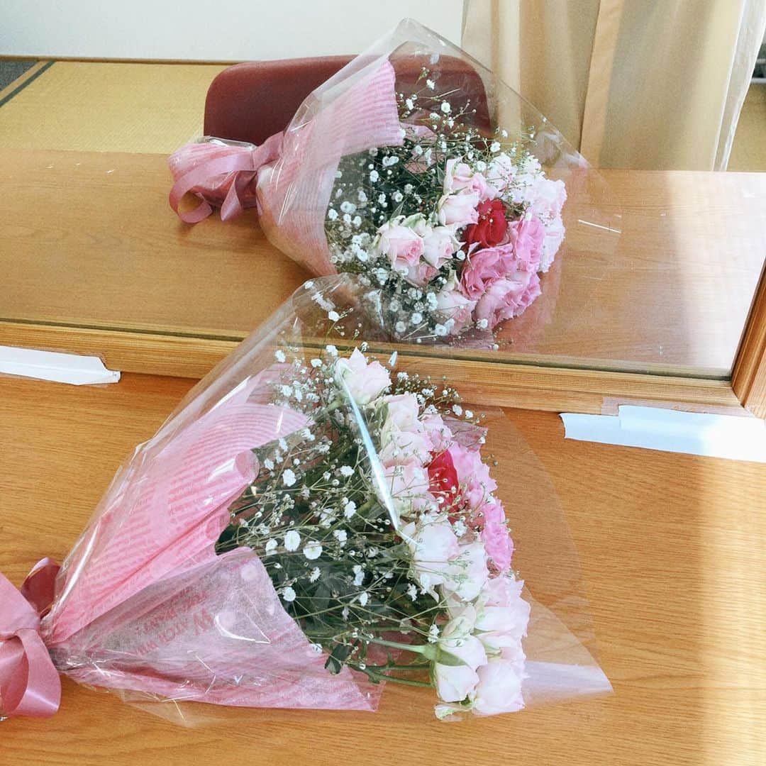 中山忍さんのインスタグラム写真 - (中山忍Instagram)「花束💐  ひとつ 撮影が終わりました ホッとして 脱力しております そして 寂しさがじわりと 追いかけてきています  またね そう言ってもらえることは 本当に幸せなことですね  いつかまた  #可愛らしいお花を頂きました」4月7日 22時00分 - _shinobu_nakayama_