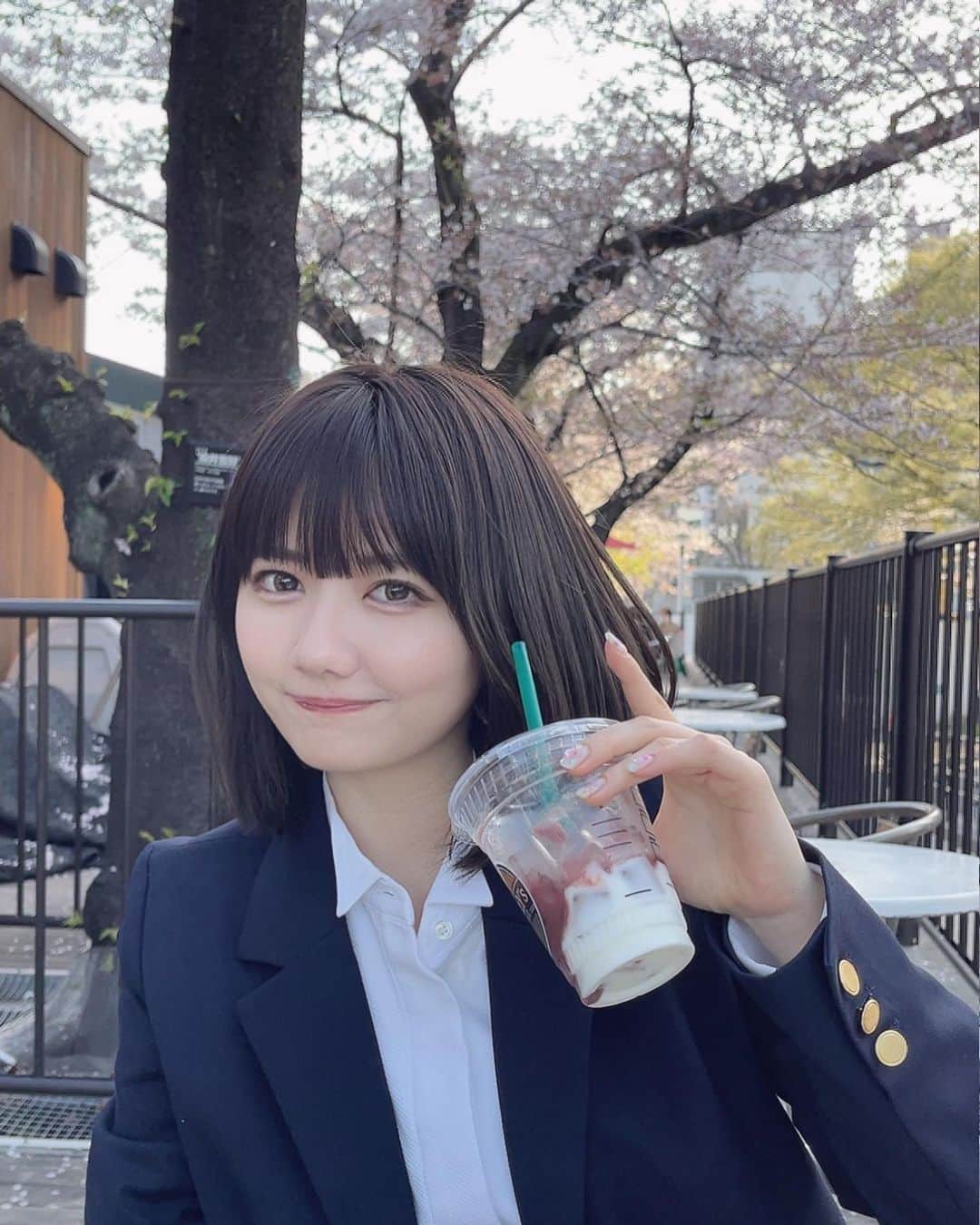 椎木里佳のインスタグラム：「夜のお花見より昼のノンアルお花見が好きだなあ」