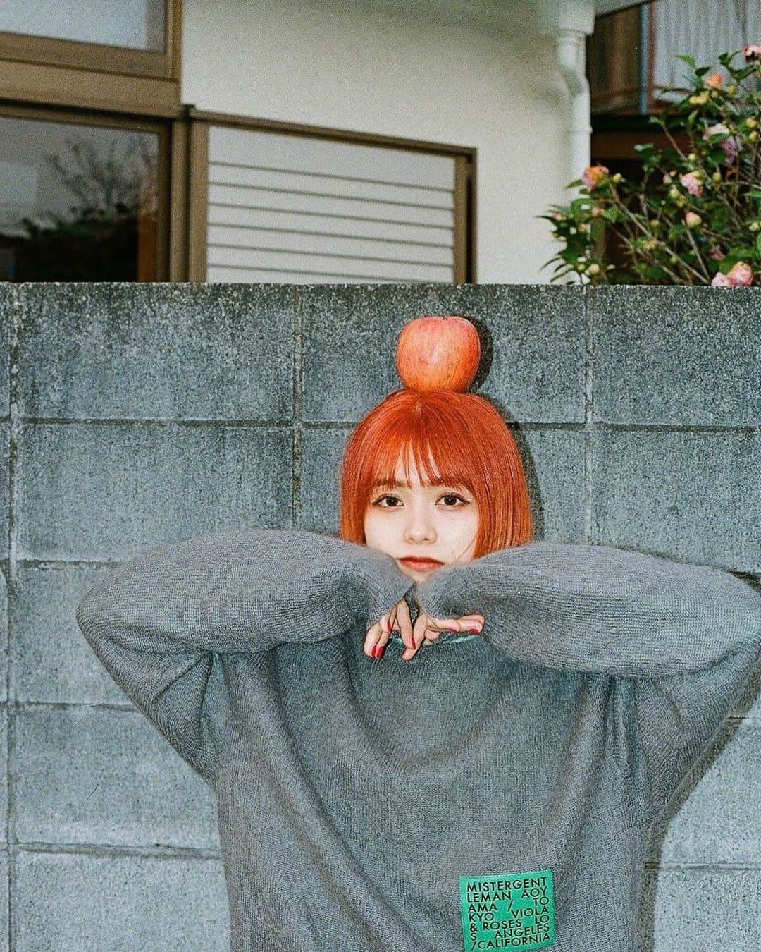 足立佳奈のインスタグラム：「今夜0時に、 新曲「オーマイガール」 配信スタートするよ！🍎  春のラブソングきいてね！！  それから、 いよいよツアーファイナル、 名古屋楽しみすぎるよー！！！ 第二の故郷愛知県。 よろしくよー！！！ 当日券もあるからねー！！  #新曲 #オーマイガール #明日ツアーファイナル名古屋」