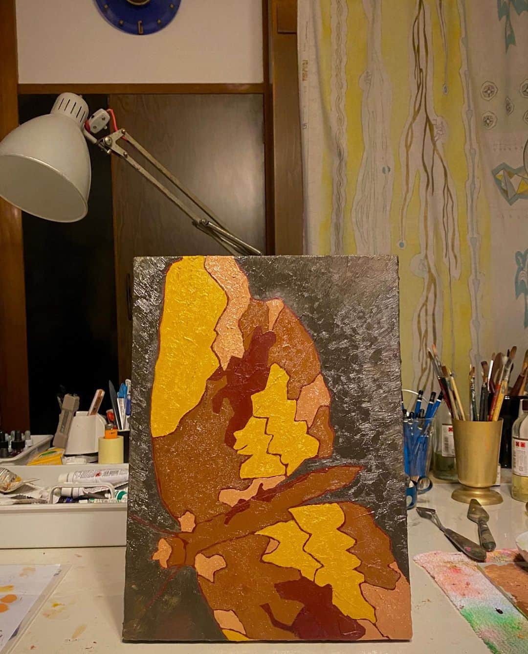 SUGAYA MASAKI / SHIMAのインスタグラム：「New project / Work progress _ '壁に留まる蛾'  この作品では、まず画面全体に塗った色を線として残し、描きたいそのものを浮かび上がらせること、色数を使い過ぎないようにして表現することが課題だった。熊谷 守一の猫のようなイメージである。もとよりイラスト的にザックリと捉えていくのが苦手だったので、越えるべき山だなと意気込んだ。（すぐに細かく細かく線を書き足してしまうタイプなので。） 線で語る。  描いていくと、80%くらいのところでつまらなさを感じた。いつもだと足してしまうところで一呼吸。それから先生に色の配置について相談した。 見せてくれたのはデュシャンの絵の捉え方。そのもの（女性を描いていた）自体が持っている雰囲気を描いていた。初めにリアルを描き、それから足し引き、強調、バランスを何度も思考したプロセスがあった。とにかく最終的には絵が面白い。そのものが絵画空間の中で抽象度を持ち始めた時に、面白さに変わると考えた。  葉を拾い、色を決めた。森を見て、配置を考える。 草花の美しさを忘れずに。  横位置で描いていたキャンパスをクルクルと回して、蛾を描こうとしていた考えを頭から取り払う。ここに無いこと自体を忘れる。油絵の質感の差を大切に表現しながら、絵から離れていく。それからそれは、長方形の中で生を持って浮かび上がり始めた。  抽象的に捉える。単に柔らかな絵だけをそお呼ぶのではないと、描いてみて気づいたこと。この感覚を知った状態でまた描かねば。ー完  #drawing#painting#butterfly」
