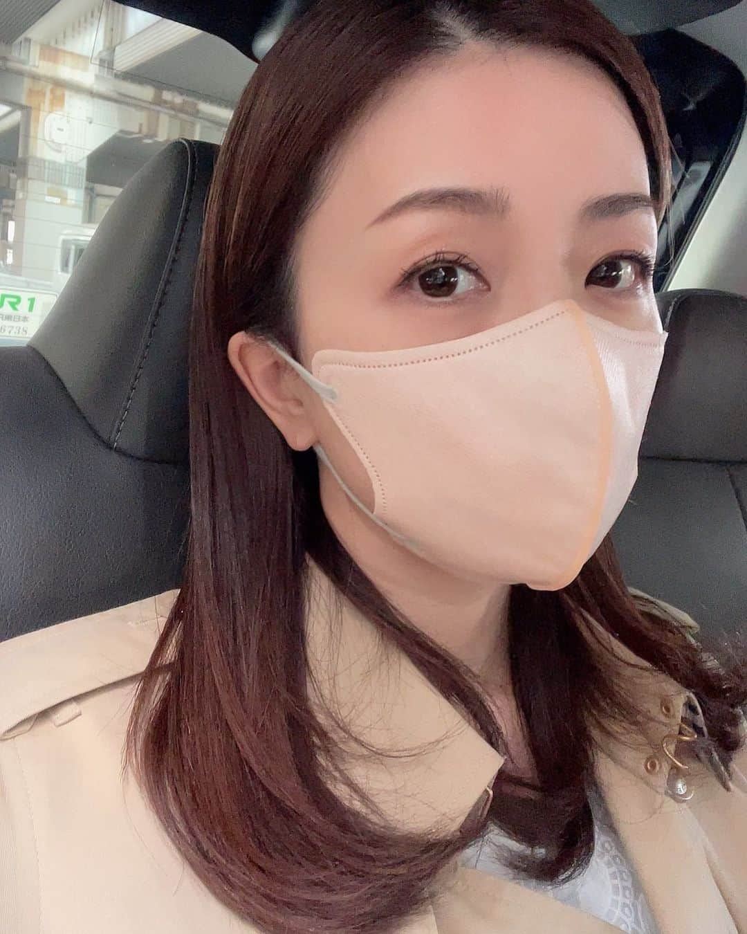 祥子のインスタグラム：「またもや、お久しぶりです♡ いや、だいたいお久しぶりです😂  気付いたら4月になっていて、 そして気付いたら桜の木も 花びらが散り緑色の葉っぱが付きはじめていたよ🌸🍃  伸ばしていた髪の毛もそろそろ短く切ります☺️早く切りたい✨  #4月 #april #久しぶりの投稿 #お久しぶりです」