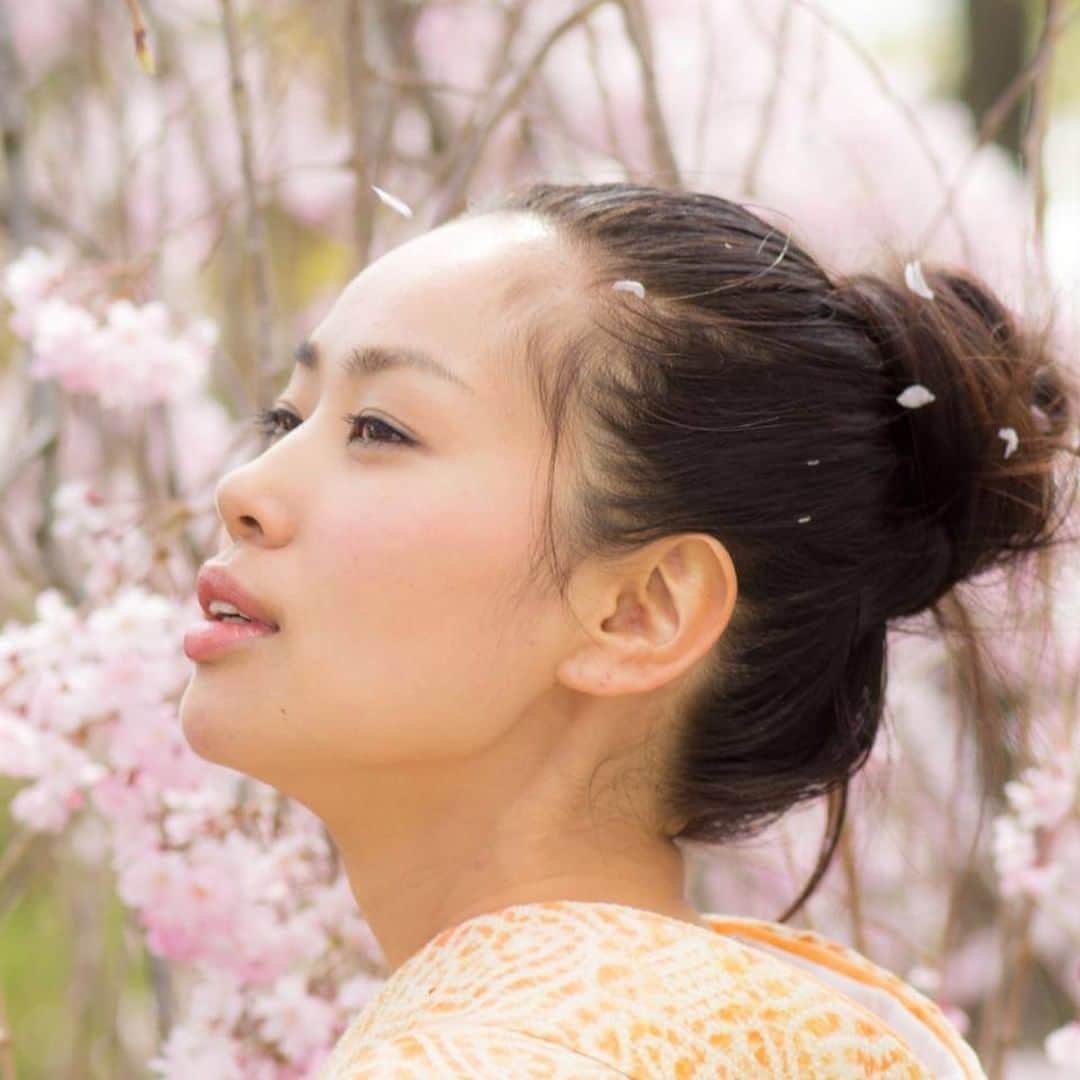 片山瞳のインスタグラム：「🌸🌸🌸🌸🌸🌸🌸🌸🌸🌸🌸🌸🌸  Photo @mirakool  Styling @nishichan0425   #桜 #sakura #cherryblossom #photo #photography #hitomikatayama #片山瞳」