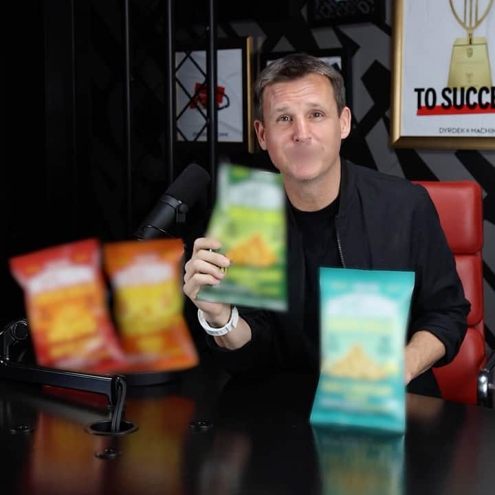 ロブ・ディアデックのインスタグラム：「You already know @outstandingfoods makes the most addictively delicious  plant based snacks in the world but they are about to change the game with this one! What do you think it is???🚫🧀🚫🐄  @dyrdekmachine」