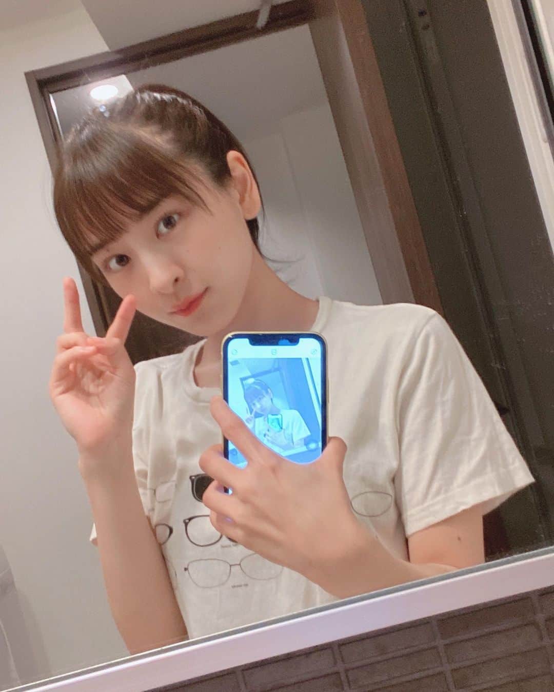 牧野澪菜さんのインスタグラム写真 - (牧野澪菜Instagram)「独自の鏡越し。🫡🌸 . #me#こんばんは#前髪 ✂︎」4月7日 23時30分 - reina_makino92
