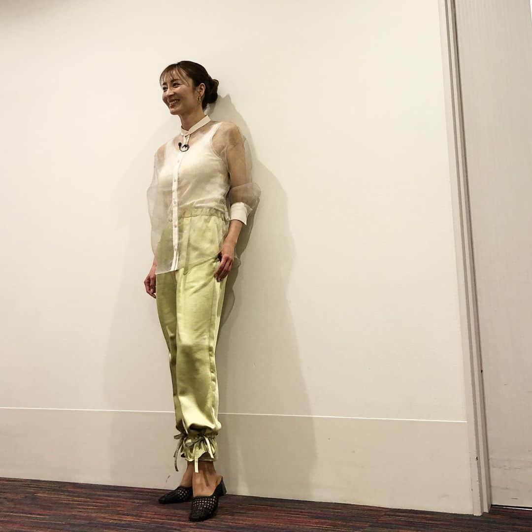 のインスタグラム：「今日の収録の衣装は  シースルーシャツに サテン地のパンツでしたぁ✨  明日も楽しみな撮影！！ 頑張りまぁす💓  #新山千春 #シースルーシャツ #サテンパンツ」