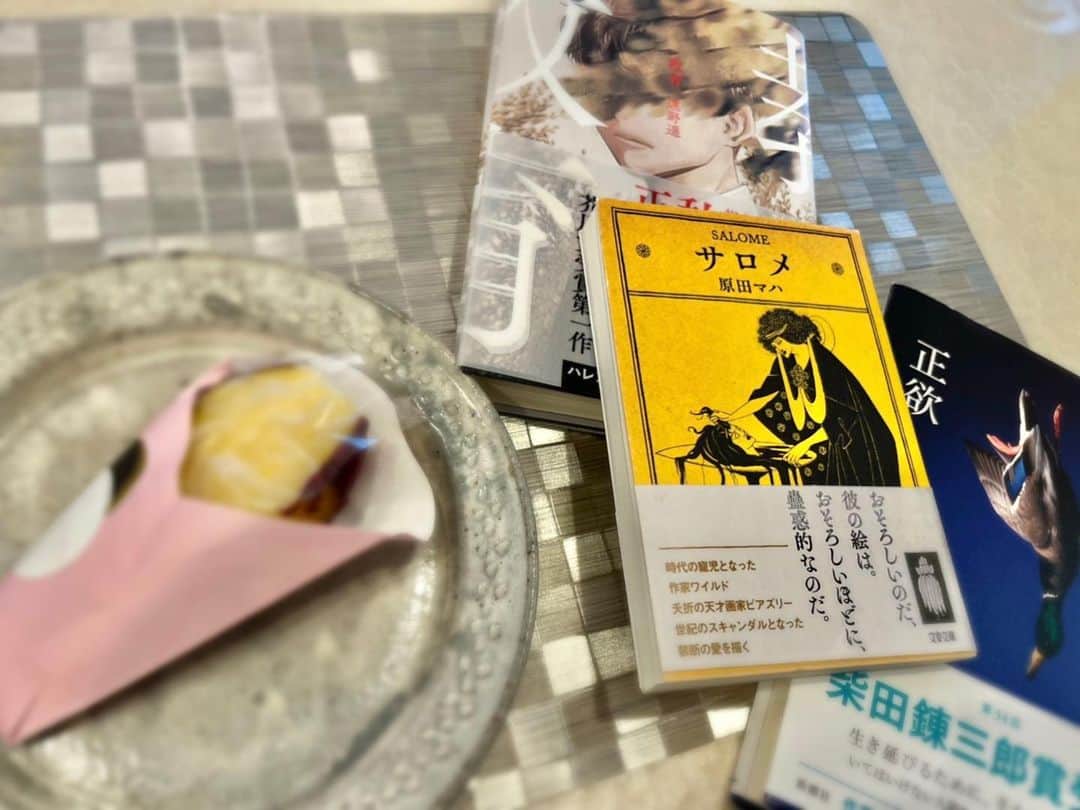 角谷暁子のインスタグラム：「最近のお気に入りのおやつ、冷凍やきいもと、新しく読んだ本と読み返した本たち🍠🍠 その人が考えていることや、その人が物事に抱く感情を知りたい、と思うことが、他人に興味を持つ、ということだと私は思っているのですが、読書はその欲求をいつも満たしてくれます。それは筆者に対しても、登場人物に対しても、です。 #おやつと読書」