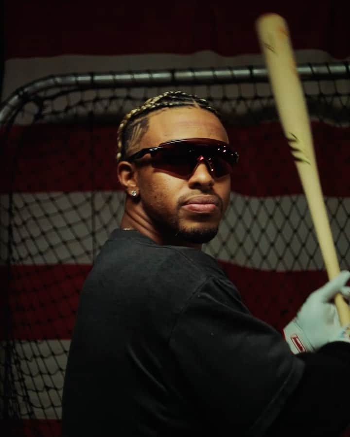 OAKLEYのインスタグラム：「@lindor12bc grew up surrounded by baseball, and despite his talent, he never allowed himself to believe he could make it to the big leagues. It forced him to keep pushing himself and working hard until he did.  "My family taught me there were no limits to where I could go, so I play with no limits." #BeWhoYouAre」