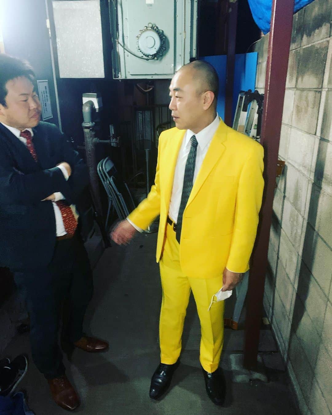 高野正成のインスタグラム：「新しい衣装を松村に見てもらいました。 サンパチチャンピオンLIVEありがとう。  #サンパチチャンピオンLIVE #ひつじねいり #衣装 #黄色」