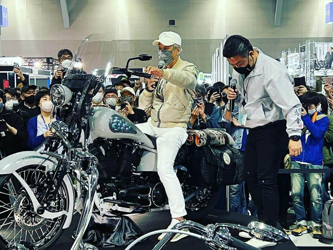 結城アンナさんのインスタグラム写真 - (結城アンナInstagram)「🏍Dadi のハーレーが第1回名古屋モーターサイクルショーに展示🏍Iwaki's Harley Davidson displayed at 🏍🏍🏍🏍🏍 1st Nagoya Motorcycle Show 🏍Japan.  🕊Peace & Kindness🕊  ✨May all your dreams come true✨  #岩城滉一 #harleydavidson #nagoya #nagoyajapan #ハーレーダビッドソン #モーターサイクルショー #名古屋 #名古屋モーターサイクルショー2022」4月8日 14時05分 - ayukihouse