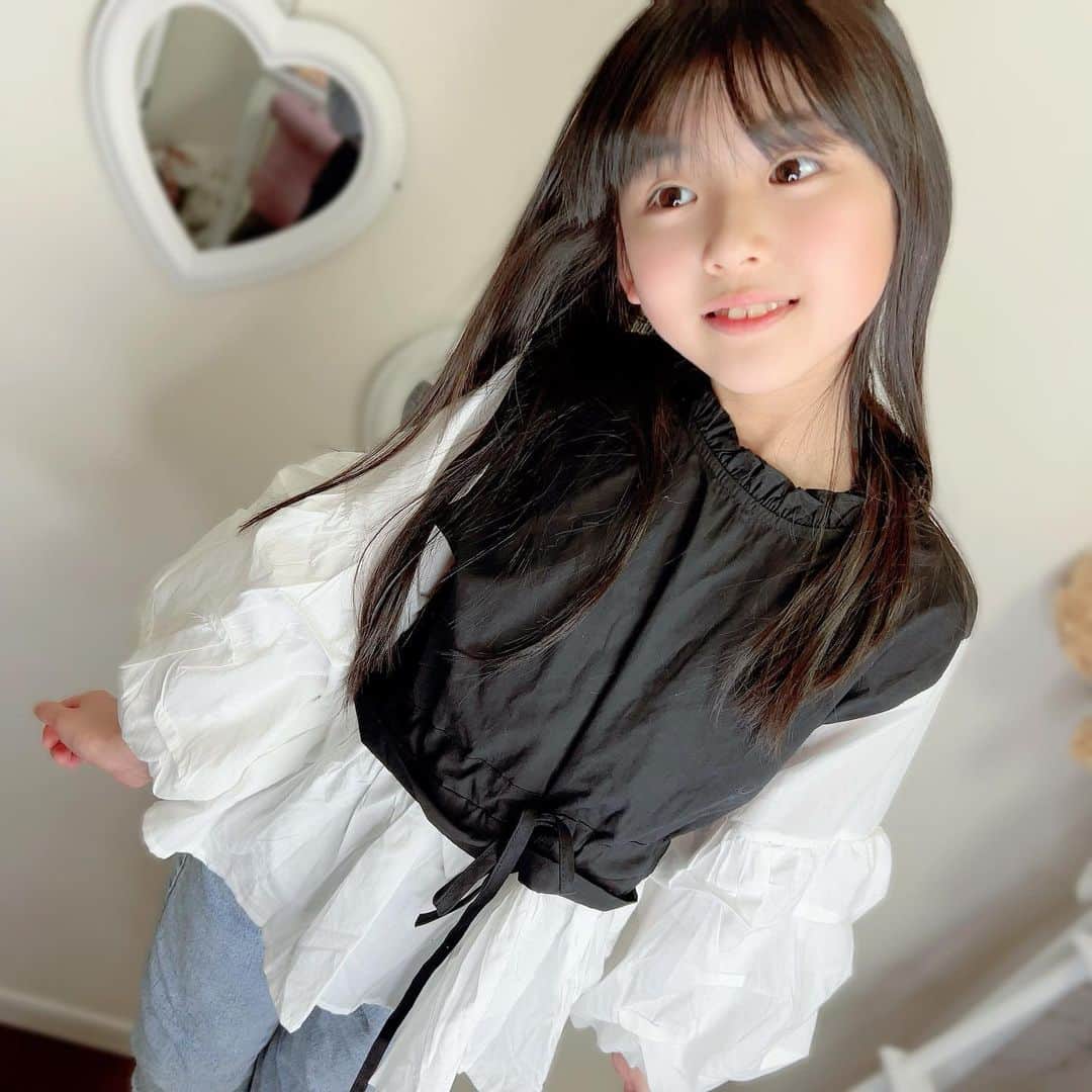 のインスタグラム：「大人な春コーデ🤍🖤 モデルに憧れる9歳です🖤 今日はあたたかいね、まさに 春🌸✨✨  今日の朝の ママ、行ってくるね💖🥺が 可愛くてたまらなかった😳  大好きなURBANCHERRYさんの お洋服、今季も大活用します💕 トップス、デニム共に アーバンチェリーさんの服🥰 すごくかわいいよね😍  #urbancherry #小学生女子 #小学生コーデ #ももわコーデ #春服子供 #キッズモデルになりたい  #モデルになりたい女の子  #かわいい春服 #子供服かわいい」