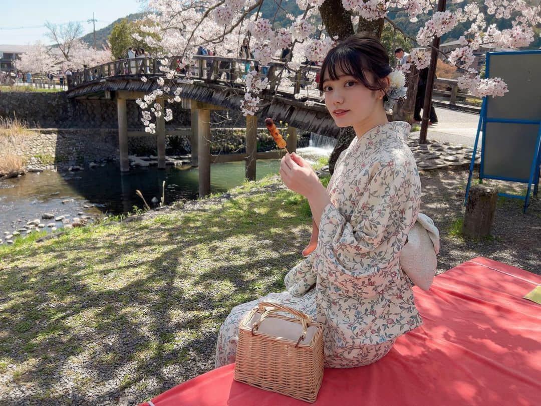 宮下玲奈のインスタグラム：「花より団子だもん🌸🍡 #京都　#着物　#桜」