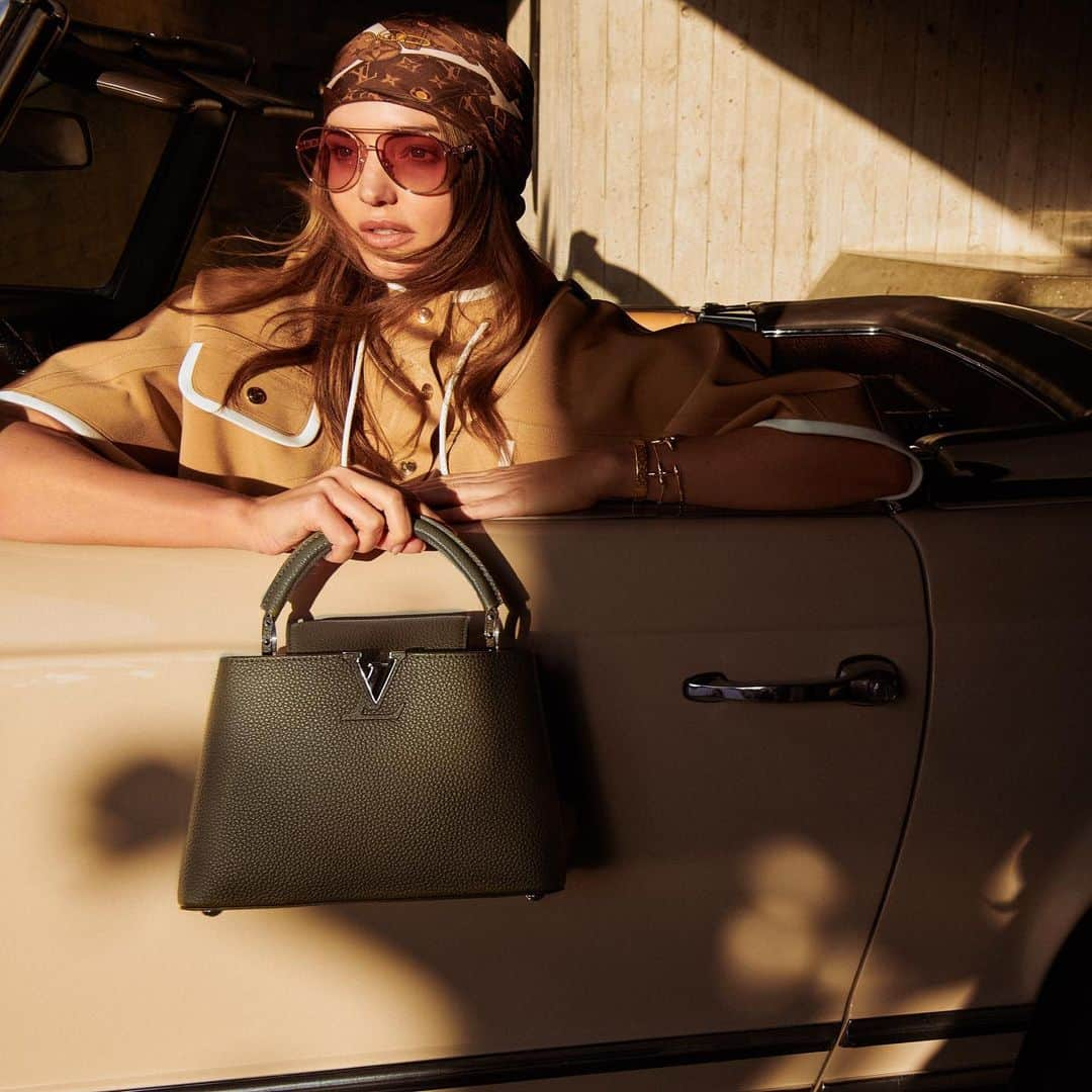 ミランダ・カーさんのインスタグラム写真 - (ミランダ・カーInstagram)「Let’s ride 🚗🚗🚗 @louisvuitton #lvcapucines」4月8日 5時07分 - mirandakerr