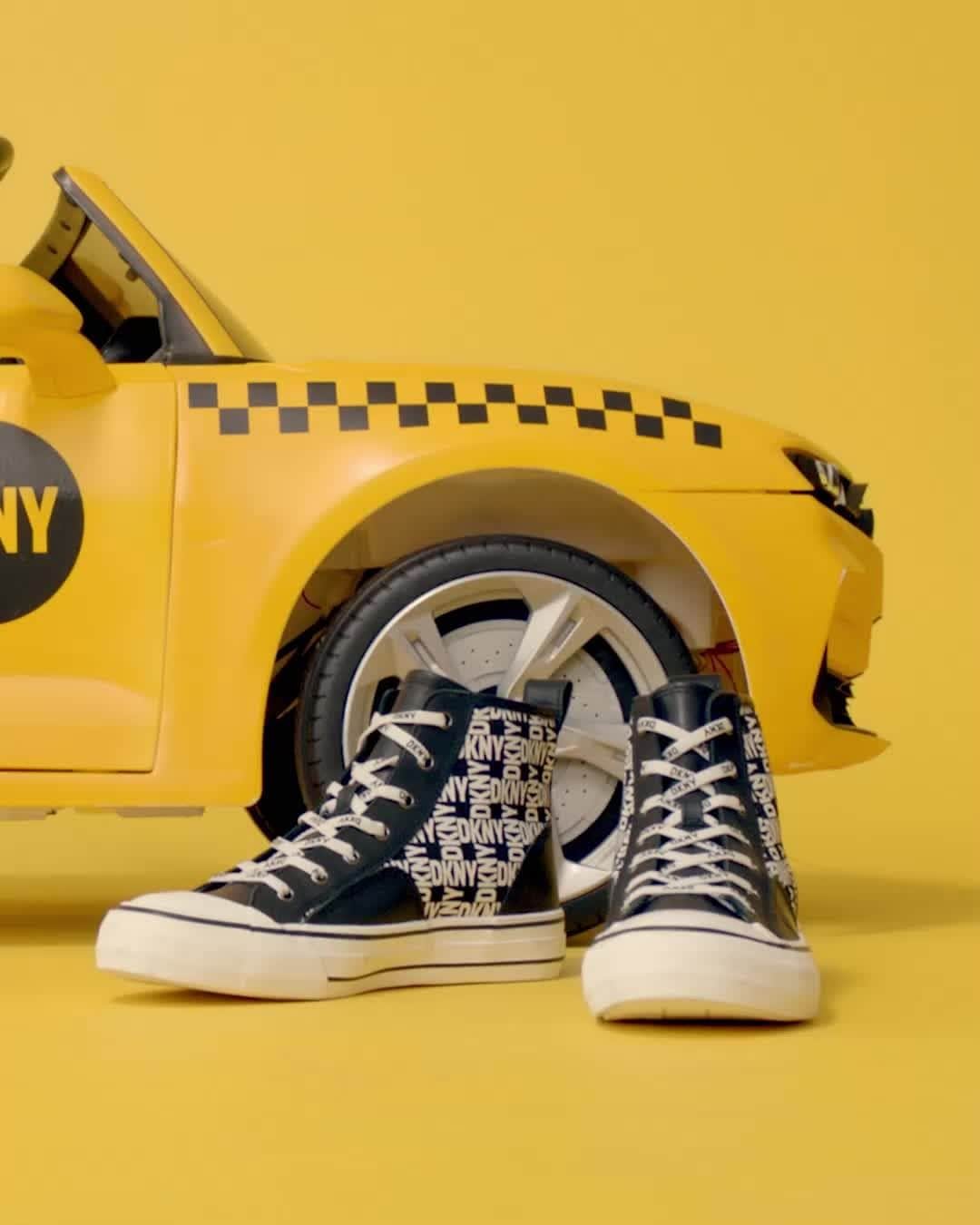 DKNYのインスタグラム：「🗣CABS ARE HERE   #DKNYDoYourThing」