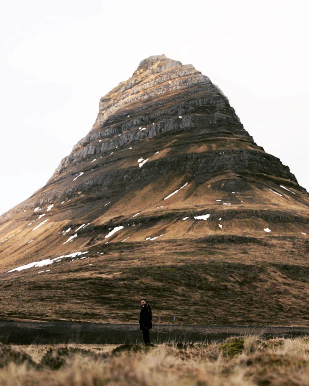 坂井幹のインスタグラム：「. . 束の間のオフ。🌿 Iceland-Kirkjufellsfoss. . #iceland  #アイスランド  #icelandtrip  #icelandnature  #icelandtravel」