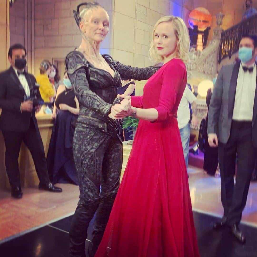 アニー・ワーシングのインスタグラム：「@msalisonpill….May I have this dance??? ❤️ All dressed up (with legs) and ready to party!  New #Picard on @startrekonpplus! #startrekpicard #startrek」