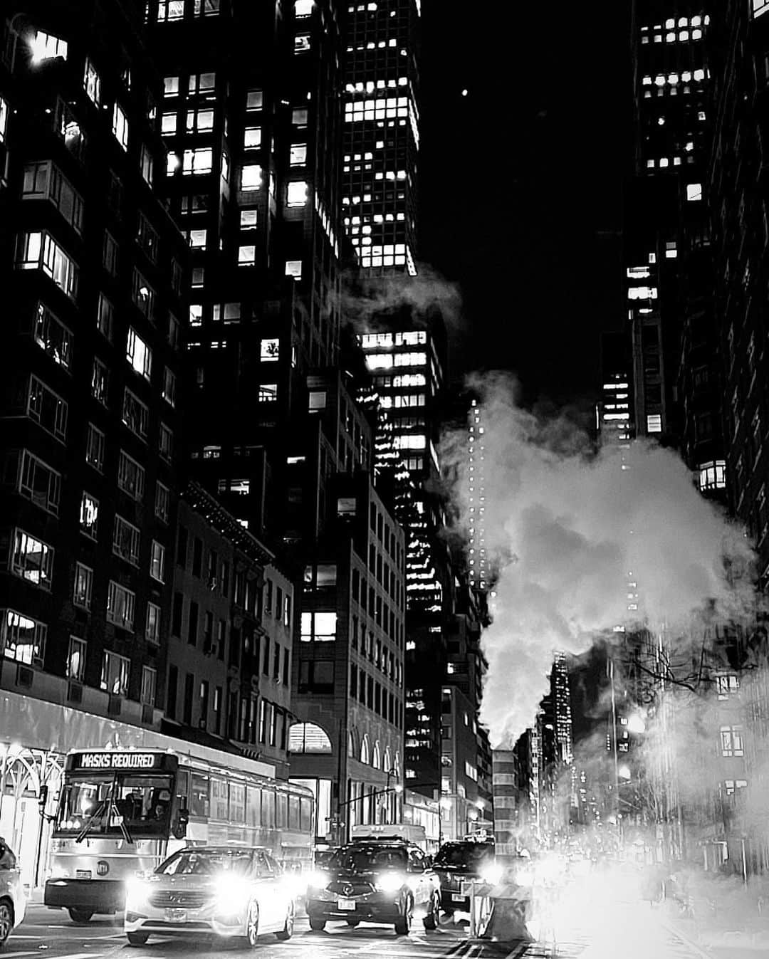 サッシャ・ロイズさんのインスタグラム写真 - (サッシャ・ロイズInstagram)「NYC Noir 🖤」4月8日 8時35分 - mrsasharoiz