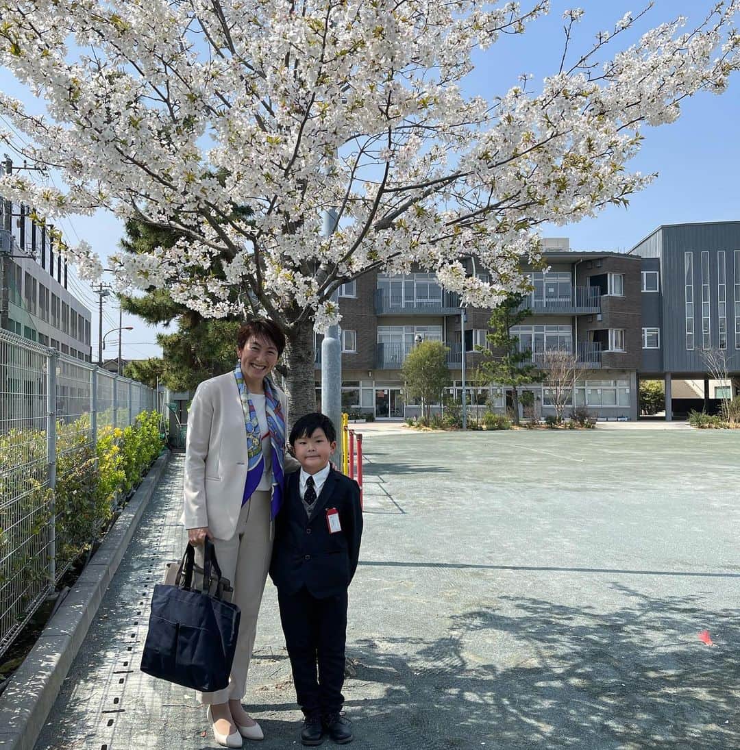 のインスタグラム：「✨ピッカピカの1年生✨ 昨日は悠の入学式🎒 新しいスタートにワクワクだね😆 これからどんな生活になるのかなぁ 小学校生活✨楽しめますように✨  #ピッカピカの1年生 #入学式 #ママも緊張しましたよ #小学校生活 #楽しめますように」