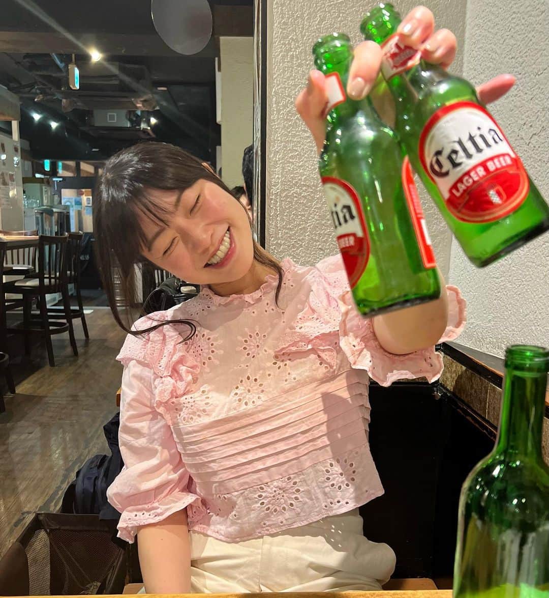 小田飛鳥さんのインスタグラム写真 - (小田飛鳥Instagram)「昨夜は網タイ先生こと、滝沢いおりちゃんと久々に飲みました❤︎ お誕生日が5日違いなので、一緒にお祝いしたよ〜🍻 チュニジアビールがやたら美味しくて、異国のワインを飲み過ぎました。。（原価＋100円で安過ぎるんだ…ひつじやさんは…） いおりちゃんの一年がいい一年でありますように🌸🌸 #チュニジアビール #ビールが水のようだ #網タイ先生 #滝沢いおり ちゃん」4月8日 9時43分 - asuka_oda_0320