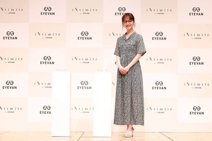 佐々木希さんのインスタグラム写真 - (佐々木希Instagram)「ご報告♡ 「iNtimité by EYEVAN」 日頃から愛用しているEYEVANさんとiNtimitéがコラボし、眼鏡をデザインさせていただきました☺︎ 長時間着けていてもストレスのない、とっても可愛い眼鏡が出来上がりました👓 私が手がけるiNtimité（アンティミテ）は、2017年5月にスタートし、その時から心地よく過ごせる上質な素材やデザイン、そして縫製の繊細さなどの丁寧なモノづくりを心掛け“Made in Japan”であることにこだわってきました。 EYEVANさんのモノづくりもまた、Made in Japanで1点、1点、丁寧に作る所は、iNtimitéと通じるものが多く、互いに共感し合ったことから「iNtimité by EYEVAN」のオリジナルアイウェアが誕生しました！ 是非見て頂けると嬉しいです😊  ＜発売日＞ 2022年5月4日（水）～5月10日（火） 2022年5月中旬～下旬 iNtimité HPを含む一般販売予定  ＜先行販売店舗＞ ■iNtimité POP UP STORE at 伊勢丹新宿店 〒160-8011 東京都新宿区新宿3-14-1 伊勢丹新宿店本館2F  イーストパークプロモーションスペース  ■Ms.SeeP EYEVAN NEWoMan 新宿 〒160-0022 東京都新宿区新宿4-1-6 ニュウマン新宿4階   ■SeeP EYEVAN NEWoMan 横浜 〒220-0005 神奈川県横浜市西区南幸1-1-1 ニュウマン横浜4階  glasses #iNtimitebyEYEVAN one-piece #iNtimite sandal #JimmyChoo jewelry #pomellato」4月8日 10時00分 - nozomisasaki_official