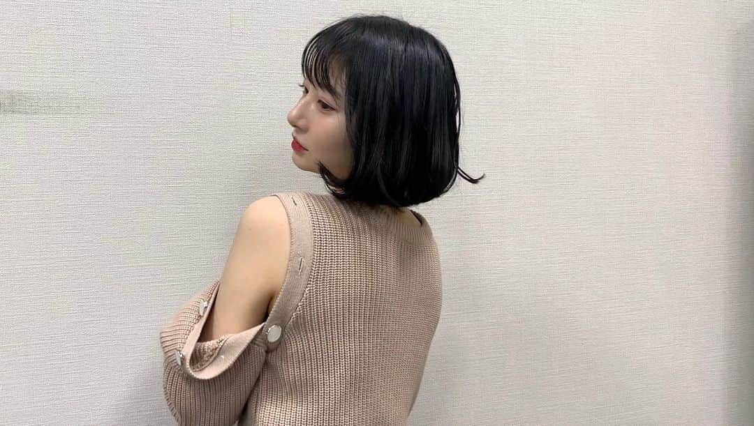 小室ゆらのインスタグラム：「⌇👗 ⁡ ⁡ ちょっと前のお写真🦥 桜の写真でも着てたけどこのニットが凄く可愛いのです~ ⁡ @violettaofficial_jp ⁡ ⁡ さてさて、平日ラストだ🪜🫠 皆さま今日も1日頑張りましょうっ ⁡ ふぁいと .ᐟ.ᐟ ⁡ ⁡ ♡」