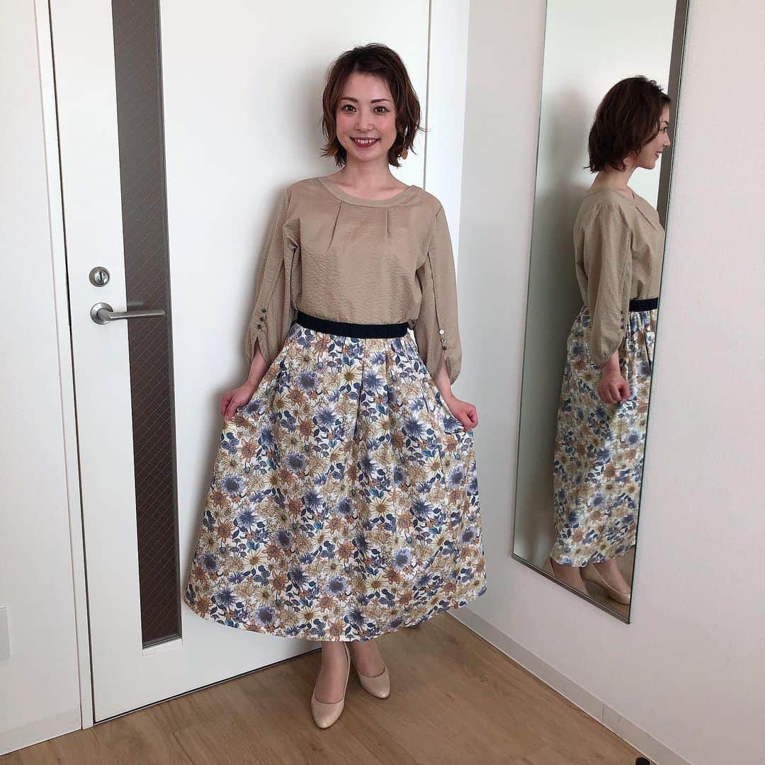 のインスタグラム：「昨日のミヤネ屋の衣装です☺️ 春ですねえ。 そして最近わたしおでこだしがち。 前髪を切るか伸ばすか、悩ましい。  #ミヤネ屋 #気象予報士 #衣装 #mode_lasa さん」