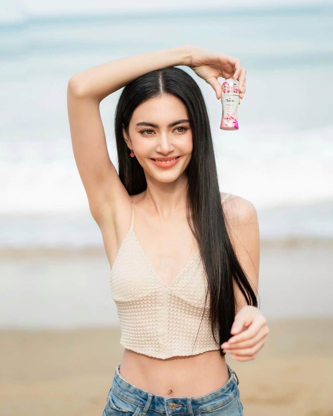 マイ・ダーウィカーのインスタグラム：「@twelveplusofficial จั๊กขาวเนียนเป็นธรรมชาติ ด้วย Vit-C🍋หอมละมุมทั้งวันด้วยเอสเซ้นส์ดอกซากุระ🌸 ปกป้องยาวนาน 48ชม.⏰ มั่นใจกล้าโชว์ 🛒อยากมีจั๊กใหม่ จัดด่วนๆได้ที่: 7-11, Tesco, Tesco Express, CJ Express, Watsons และร้านค้าชั้นนำทั่วไป หรือช้อปออนไลน์ได้ที่ Lazada, Shopee และ Osotspa Delivery website #ทเวลฟ์พลัส #Twelveplus #มั่นกว่าหน้าก็จั๊กใหม่นี่แหละ #จั๊กใหม่ขาวธรรมชาติใช่กว่า」