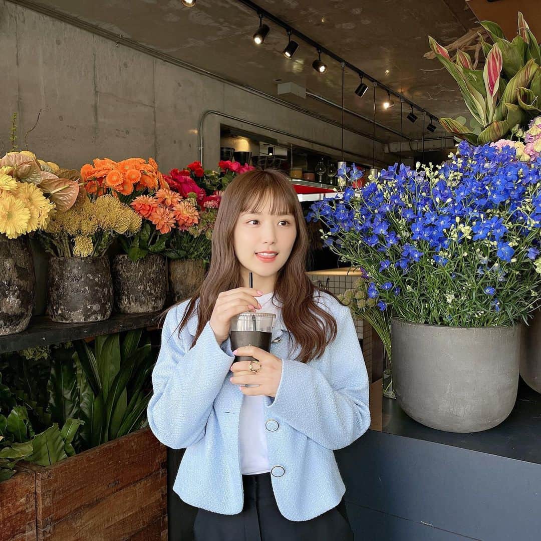 ひよんのインスタグラム：「🌷🌻  かわいいお花たち💛 ブルーのジャケットもかわいい☺️🧥  今週土曜日に発売する新作だよ😍 @9unq.official   #ひよん #ひよん服 #クアンク #9unq」
