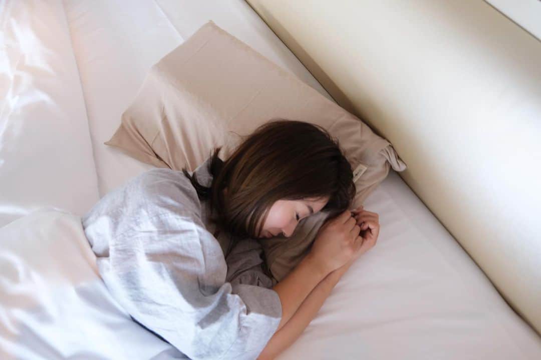 のインスタグラム：「おはようございます☀  新しく使い始めたブレインスリープの枕💤🛌 @brainsleep_official   絶妙な高さと柔らかすぎず、頭を包んでくれるフィット感が👍 丸洗いでき、衛生的なのも嬉しい‼︎  #ブレインスリープピロー #枕#BRAINSLEEP」