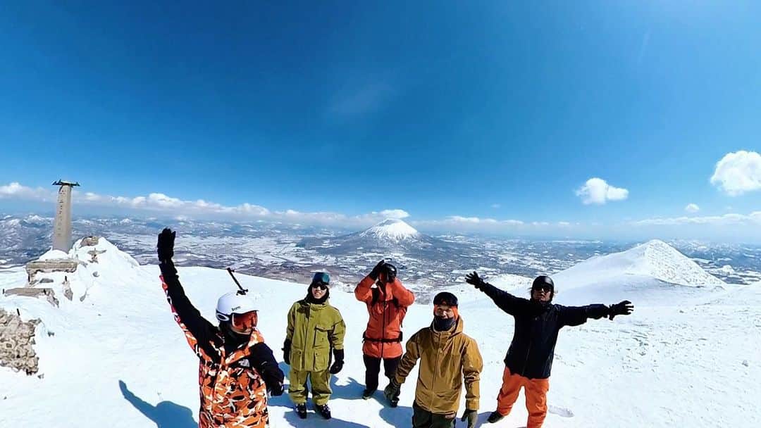 DJ HALのインスタグラム：「2022/04/1-2 Butcher is Back🔥 Day 1は修行レベルの天気 Day 2は最高のThe Day 約6週間ぶりの怪我からの復帰⛷  ブッチャーさんとまた一緒に滑れて 嬉しく思います🙏🏾  With @mastasimon (命の恩人) @curristick  @ecbsm_6   いつもありがとうございます☀️😌  @nisekojapan   #ニセコヒラフ #ski」