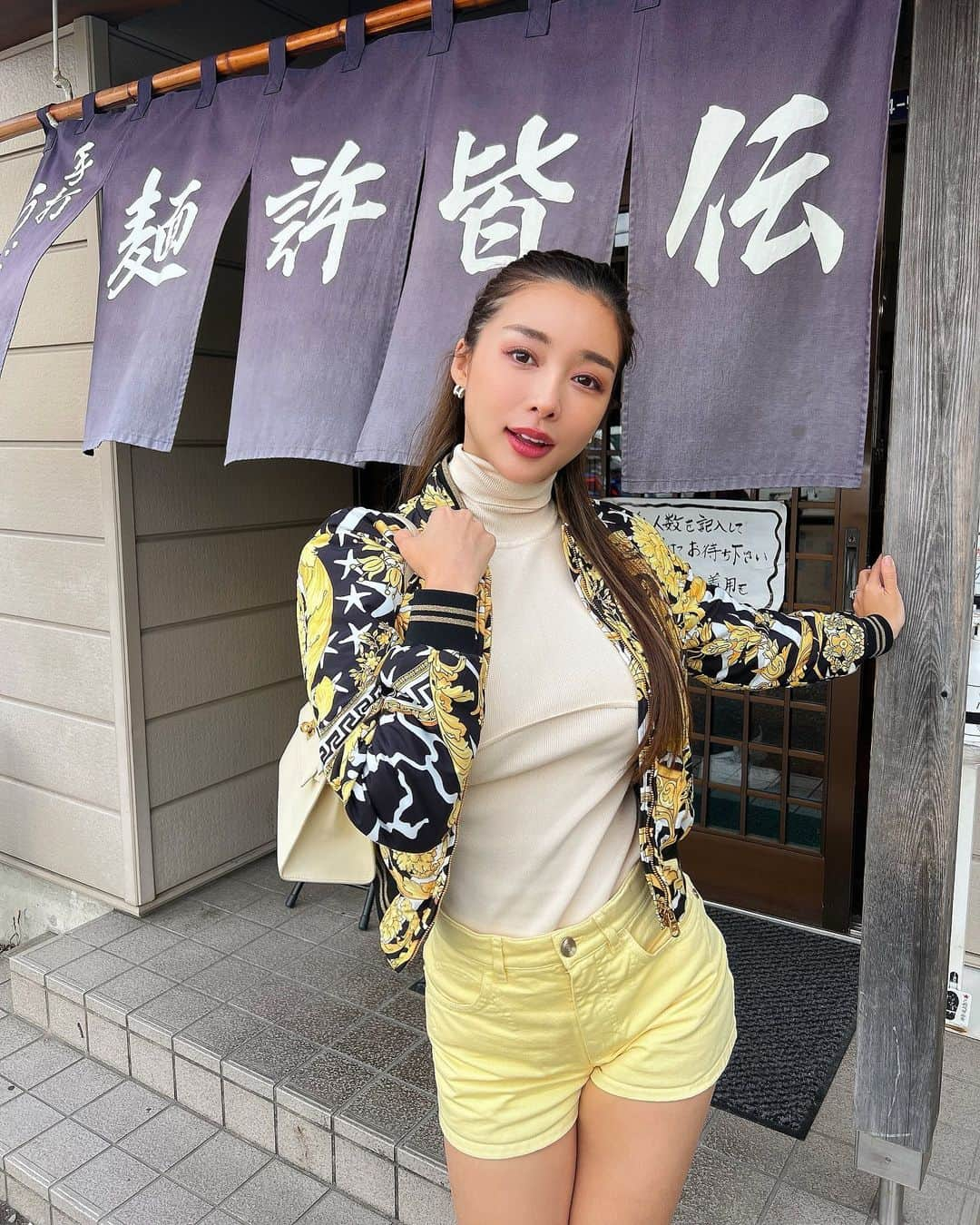 濱野りれさんのインスタグラム写真 - (濱野りれInstagram)「"Menkyokaiden" in Yamanashi prefecture. It's a very popular UDON restaurant many people stand in line. I prefer 'Takikomi rice' more than udon🤫If you have any chance to come here, pls try "takikomi rice"😍  "麺許皆伝"  行列のできるうどん屋さん🧡 開店の15分前に行ったら並ばなくて済みました🥺  頼んだもの ・欲ばりうどん ・特大かきあげ天(数量限定) ・たきこみご飯  たきこみご飯は絶対食べてほしい！ おかわりしたいくらい美味しかった🥰  #menkyokaiden #udon #udonnoodles #yamanashi #麺許皆伝 #山梨グルメ #山梨 #うどん #手打ちうどん」4月8日 11時30分 - riregram