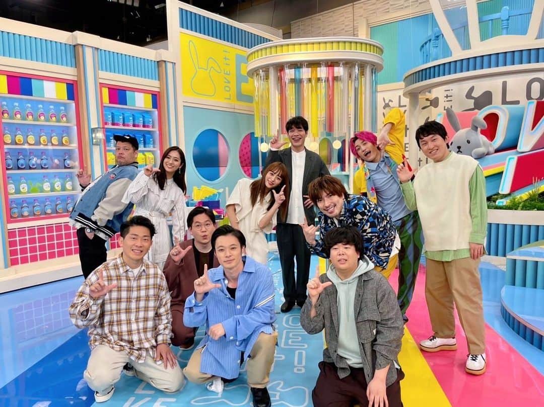 近藤千尋のインスタグラム：「ラヴィット！金曜日💕 全員集合しました🤍最高🌈🌈  今日も元気に動きだしていきましょう🐰 撮影行ってきます✨😍 見逃した方は TVerでご覧ください📺  ゲーム、楽しかったなぁ😍」