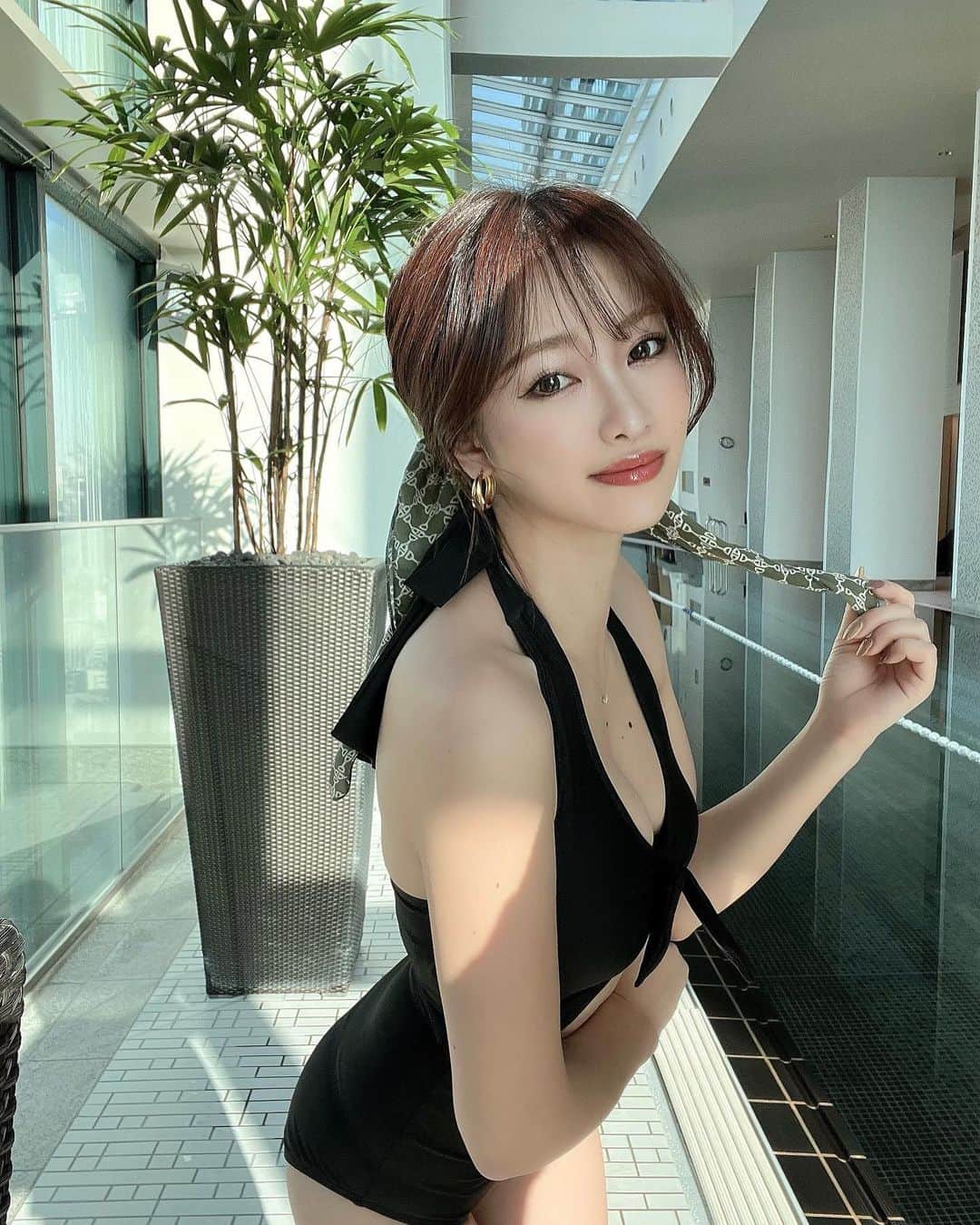 木田絵里香のインスタグラム：「. モノキニ最後♡ 今日の夜からビキニUP👙☀️ . ✔︎センターリボンモノキニ BLK/MIX ¥9,900(taxin) . 4/8(fri)12:00 RUNWAY channelにて予約販売start🏳 . #22ss#swimwear」