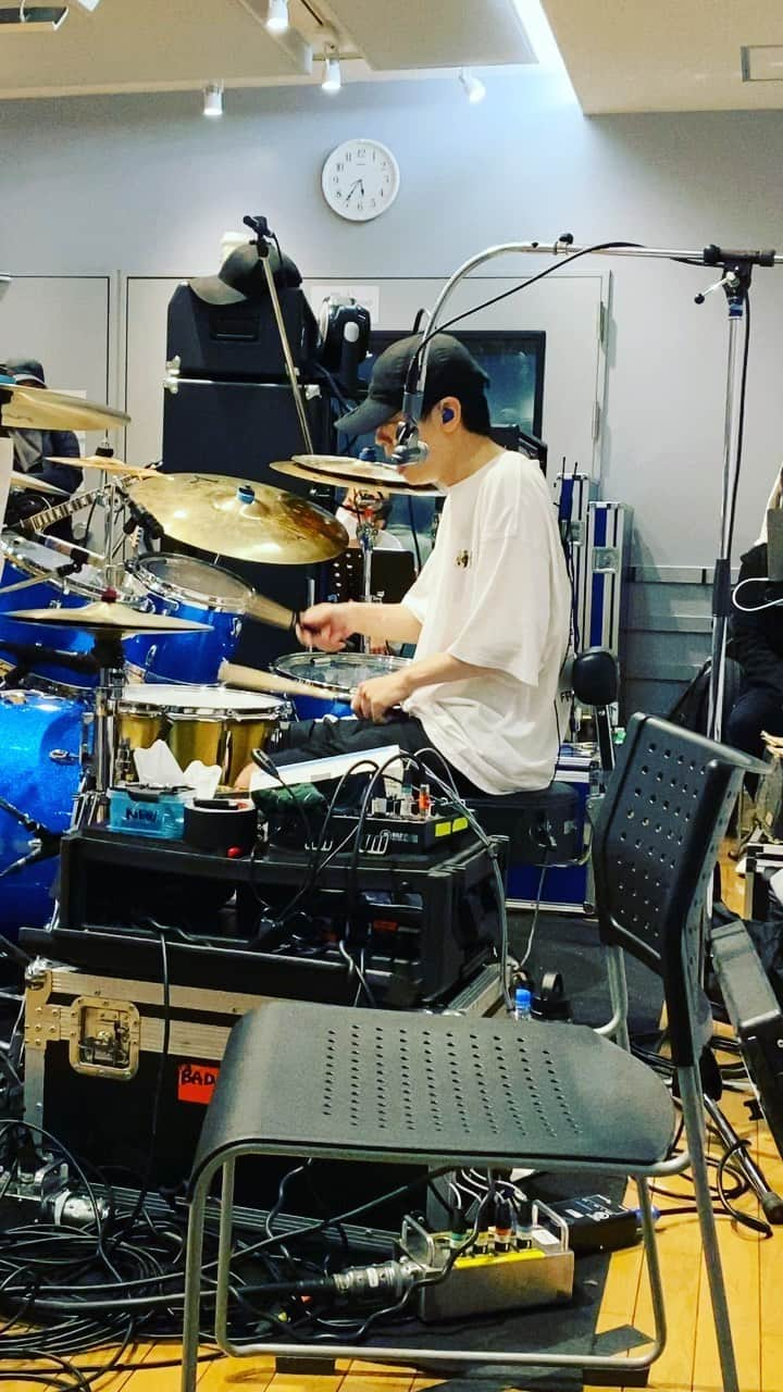 BLUE ENCOUNTのインスタグラム：「LIVER'S CREW限定ツアー 一次先行受付中！！！  ＜スケジュール＞ 6/9(木) 名古屋DIAMOND HALL 6/10(金) なんばHatch 6/20(月) Zepp DiverCity TOKYO 6/26(日) 福岡DRUM LOGOS  #今日も今日とて  #リハーサル  #たまにはオフショット」