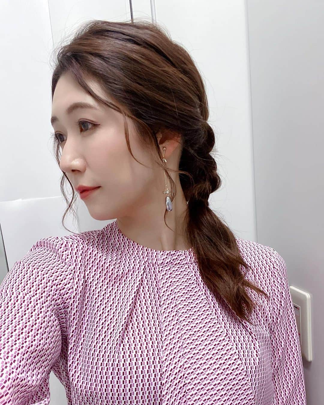 穂川果音さんのインスタグラム写真 - (穂川果音Instagram)「hairstyle  編み下ろしに見えるかもですが、ポニーテールアレンジです😊  　#ヘアスタイル　#ヘアアレンジ　#アレンジポニーテール　#ポニーテールアレンジ　#アップスタイル　#hairstyle #hairarrange #イヤリング　#earrings  #ミディアムロング　#春コーデ　　#4月コーデ　#ローポニー #アベプラ　#穂川果音」4月8日 12時28分 - hokawakanonn