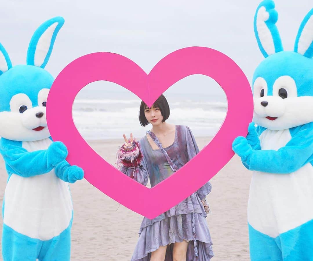 かとうみさとさんのインスタグラム写真 - (かとうみさとInstagram)「ano「AIDA」監督しました♡ 多様な愛のAIDAをくぐり抜けるMVになっています👫 youtu.be/1JeCJ8kDmus  (オフショットのあのちゃん天使すぎ…)  ano 「AIDA」  Cast Nakau Takumi Narumi Shiina Yoshiyasu Usui Nana Udagawa Nanako Kimura Rii Tachibana Yuki Matsumoto Rina Shiraishi Tatsuya Tanaka Ena Sato Chiaki Shobu Kenta Ichikawa Masahiko Fujiwara  Director：Misato Kato Camera：Mami Koyama Camera Assistant：Kazuhisa Sakamoto Art Design：Emi Kaneko Art Design Assistant：Hidekuni Tamura/Sayuki Miyashiro Stylist：Momomi Kanda(ano) Tanks：rurumu: Hair＆Make-Up Mutsuki (Three PEACE）  Honoka Compositer：Masakazu Nishihara Assistant Director：Yu Ando/Yuma Miyuki Production Manager：Kenichi Yamada Production Assistant：Yuna Mogami/Asami Umeda   Kazuma Idegami/Tatsunosuke Yamaguchi　　　　　　　　　　　　　 Producer：Masataka Kanamitsu Production：BIBLICK」4月8日 21時55分 - misato_kato