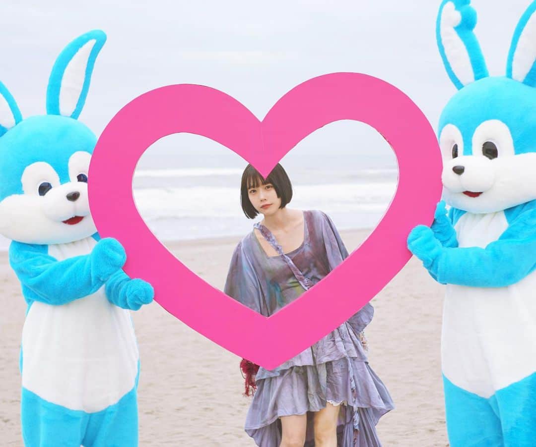 かとうみさとさんのインスタグラム写真 - (かとうみさとInstagram)「ano「AIDA」監督しました♡ 多様な愛のAIDAをくぐり抜けるMVになっています👫 youtu.be/1JeCJ8kDmus  (オフショットのあのちゃん天使すぎ…)  ano 「AIDA」  Cast Nakau Takumi Narumi Shiina Yoshiyasu Usui Nana Udagawa Nanako Kimura Rii Tachibana Yuki Matsumoto Rina Shiraishi Tatsuya Tanaka Ena Sato Chiaki Shobu Kenta Ichikawa Masahiko Fujiwara  Director：Misato Kato Camera：Mami Koyama Camera Assistant：Kazuhisa Sakamoto Art Design：Emi Kaneko Art Design Assistant：Hidekuni Tamura/Sayuki Miyashiro Stylist：Momomi Kanda(ano) Tanks：rurumu: Hair＆Make-Up Mutsuki (Three PEACE）  Honoka Compositer：Masakazu Nishihara Assistant Director：Yu Ando/Yuma Miyuki Production Manager：Kenichi Yamada Production Assistant：Yuna Mogami/Asami Umeda   Kazuma Idegami/Tatsunosuke Yamaguchi　　　　　　　　　　　　　 Producer：Masataka Kanamitsu Production：BIBLICK」4月8日 21時55分 - misato_kato