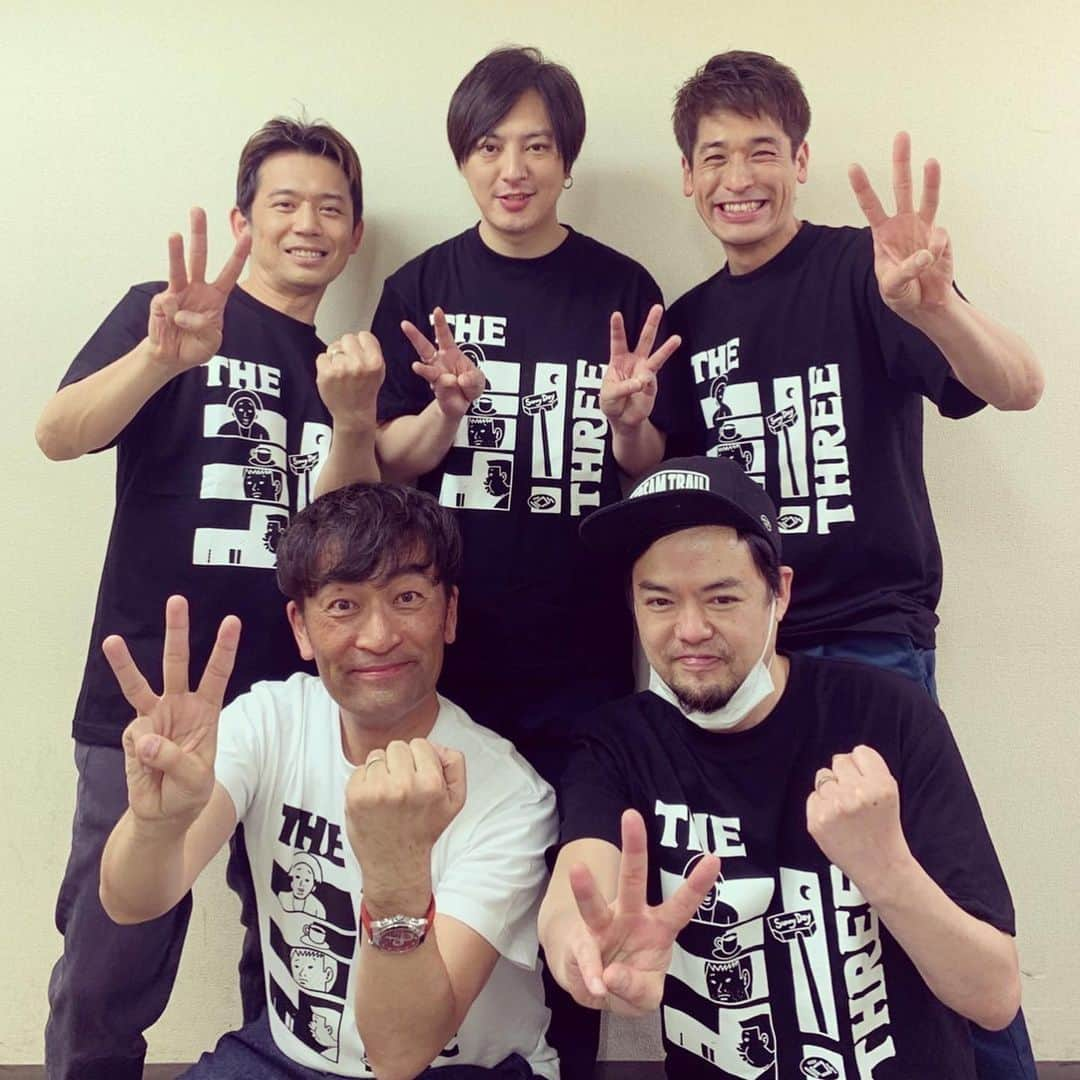 佐藤隆太さんのインスタグラム写真 - (佐藤隆太Instagram)「遂にっ‼️🔥 本日『THE3名様』が劇場にて公開となりました❗️ まこちん先生の原作に惚れ込んで、プロデューサーの森谷さんに「この作品を岡田義徳くんと塚本高史くんと僕の３人でやりたいんですっ！」と直談判してから約20年… 前作からは12年… まさかこんな日が本当にやってくるなんて😭 『３名様』には絶対にもったいない🤣大スクリーンと、満席のお客様。 未だになかなか落ち着かない状況の中、壇上からそんな景色が見る事ができて、胸がいっぱいでした。 駆け付けて下さった皆さん、参加は出来ずともエールを送り続けて下さった皆さん、本当にありがとうございます‼️  12年経っても相変わらずユルユルな作品ではありますが、とんでもなく幸せな1日になりました。  これからもどうぞシクヨロです🙇🏻🙇🏻🙇🏻  限られた期間、限られた劇場での公開となりますが、 たくさんの方に観て頂きたいです❗️🙏 観て下さった方は是非感想など聞かせて下さいっ‼️🤝  #THE3名様 #初日舞台挨拶 #まさかの映画化 #まさかの満席ラッシュ #まさかのカンヌへエントリー #どーした #正気か #皆さんに感謝 #森谷さんありがとう #まこちん先生ありがとう #よっしーありがとう #高Ｃありがとう 🍨🍨🍨」4月8日 21時55分 - ryutasato