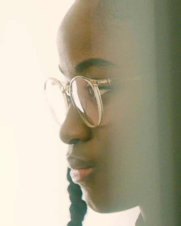 JINSのインスタグラム：「Adama in our Airframe Slim 248 frames. Explore more Airframe styles online.  Video: @eliasparise Styling: @christophertsmiths HMU: @ayaka_nihei  Thank you: @99bab3y @dreamlandagency」